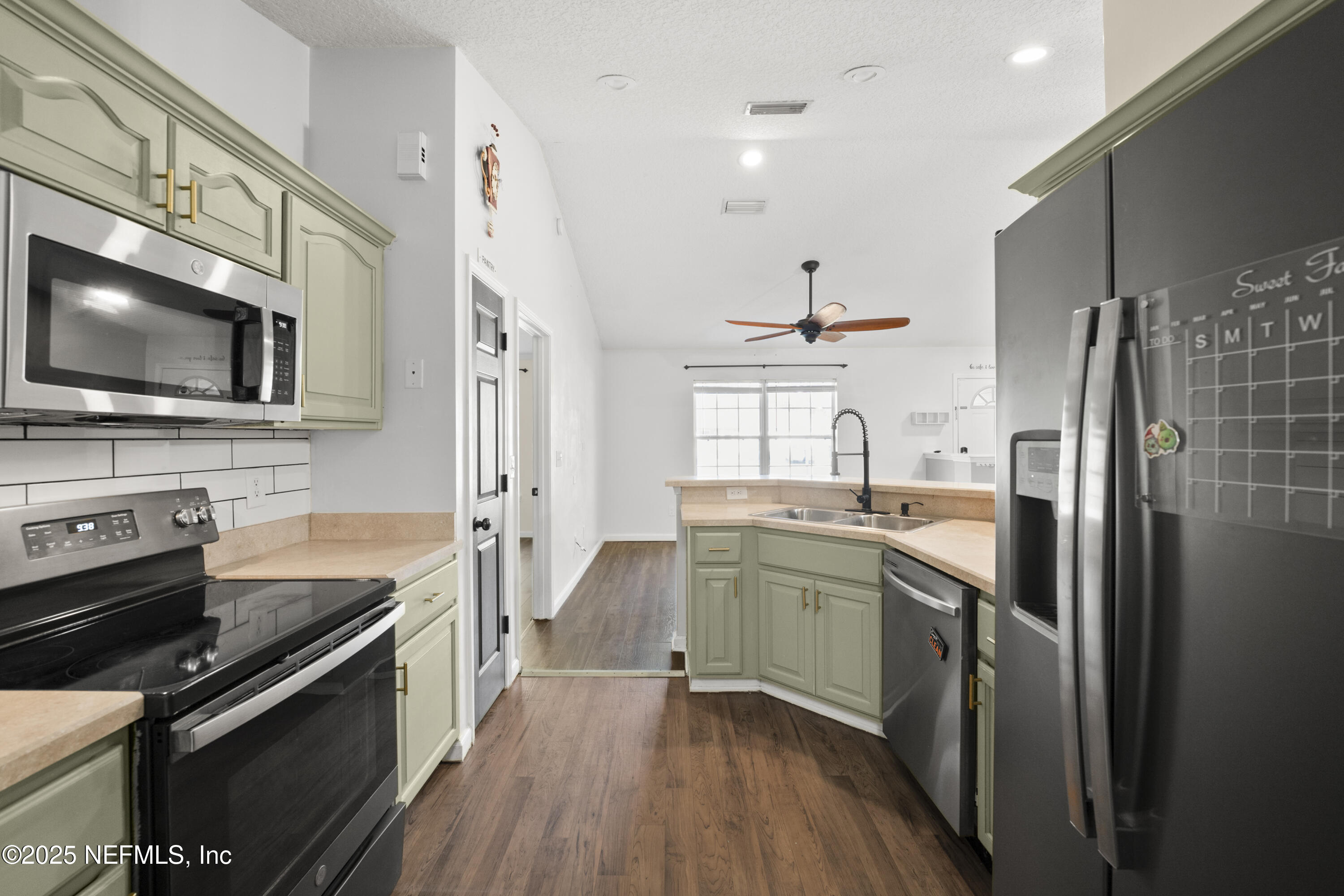 1104 N THOMPSON Street