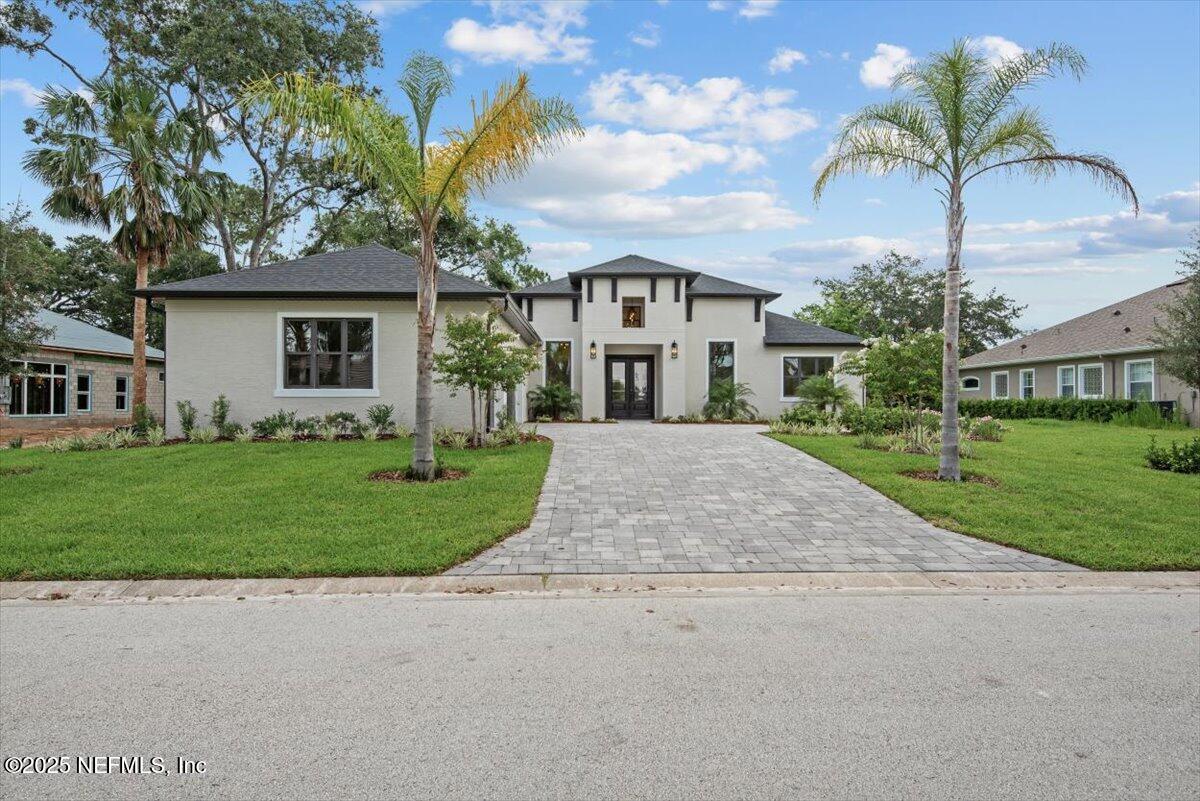17 OLD OAK Drive N