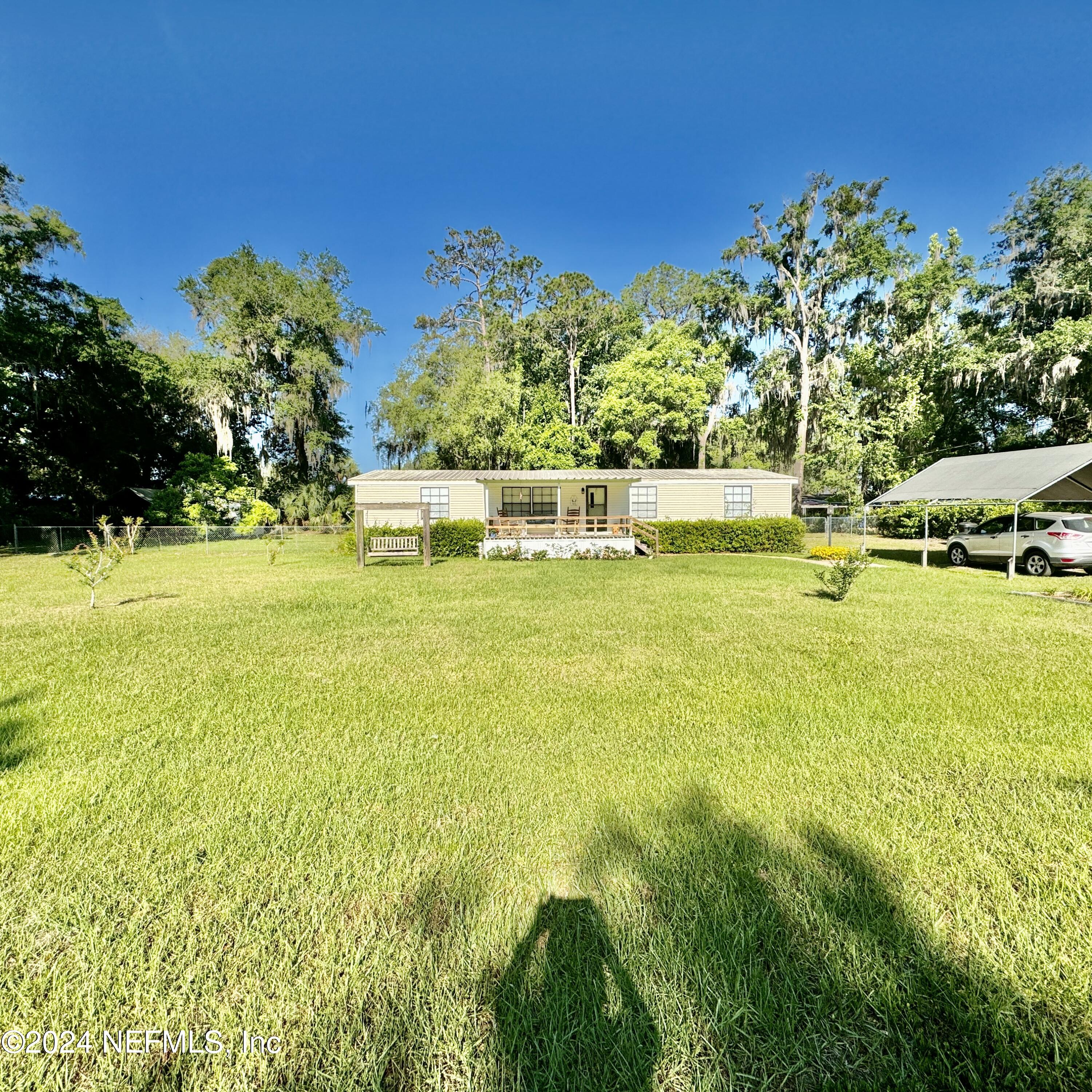 Interlachen, FL home for sale located at 105 George Avenue, Interlachen, FL 32148
