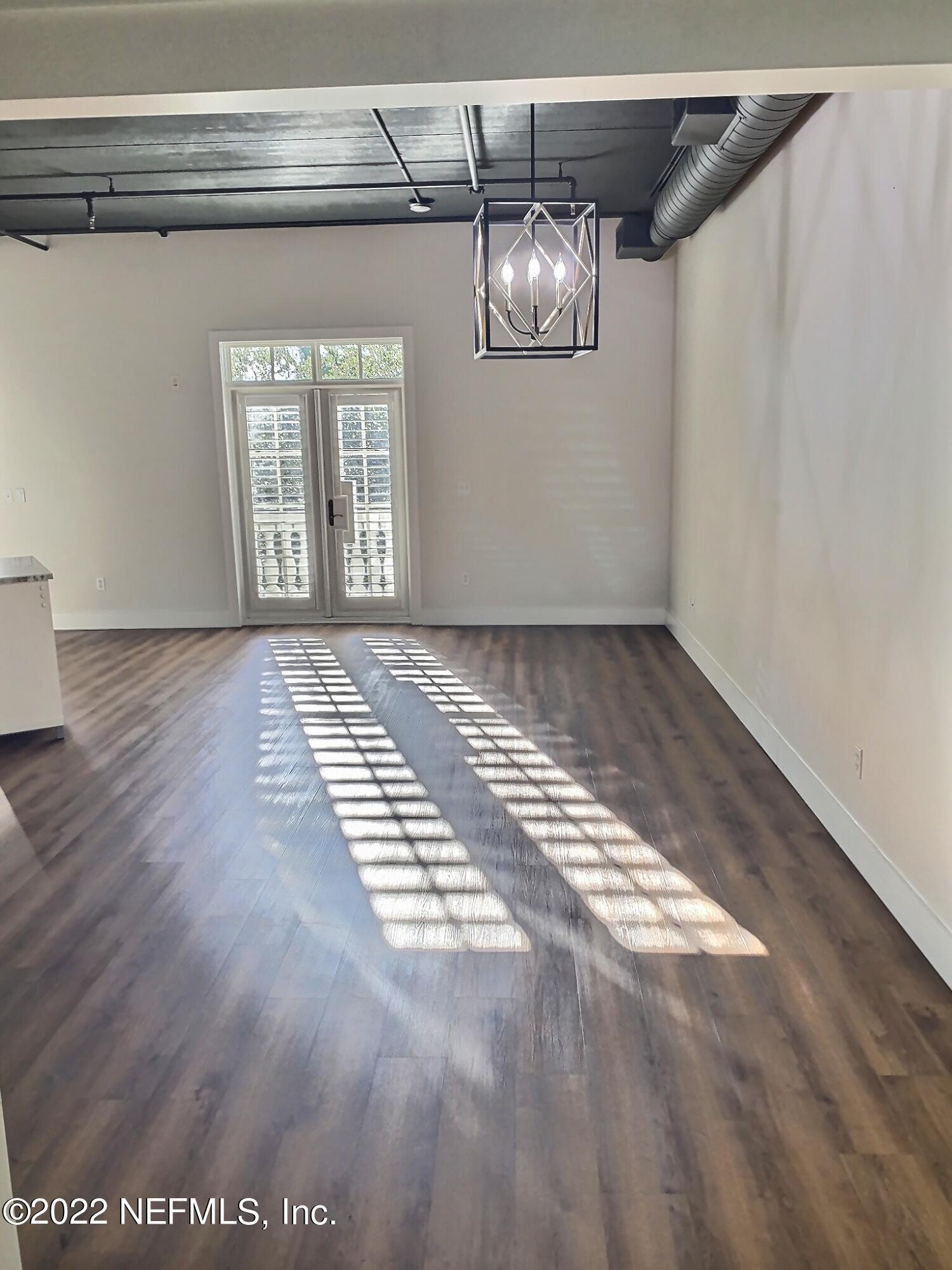 2064 HERSCHEL Street 302