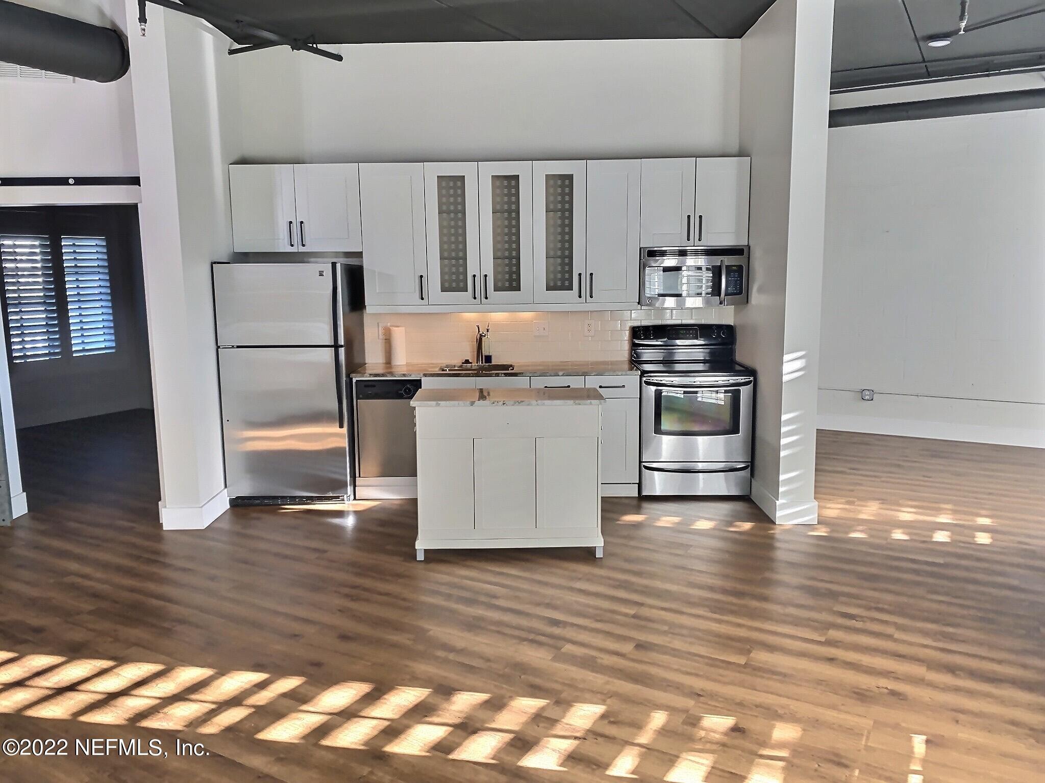 2064 HERSCHEL Street 302