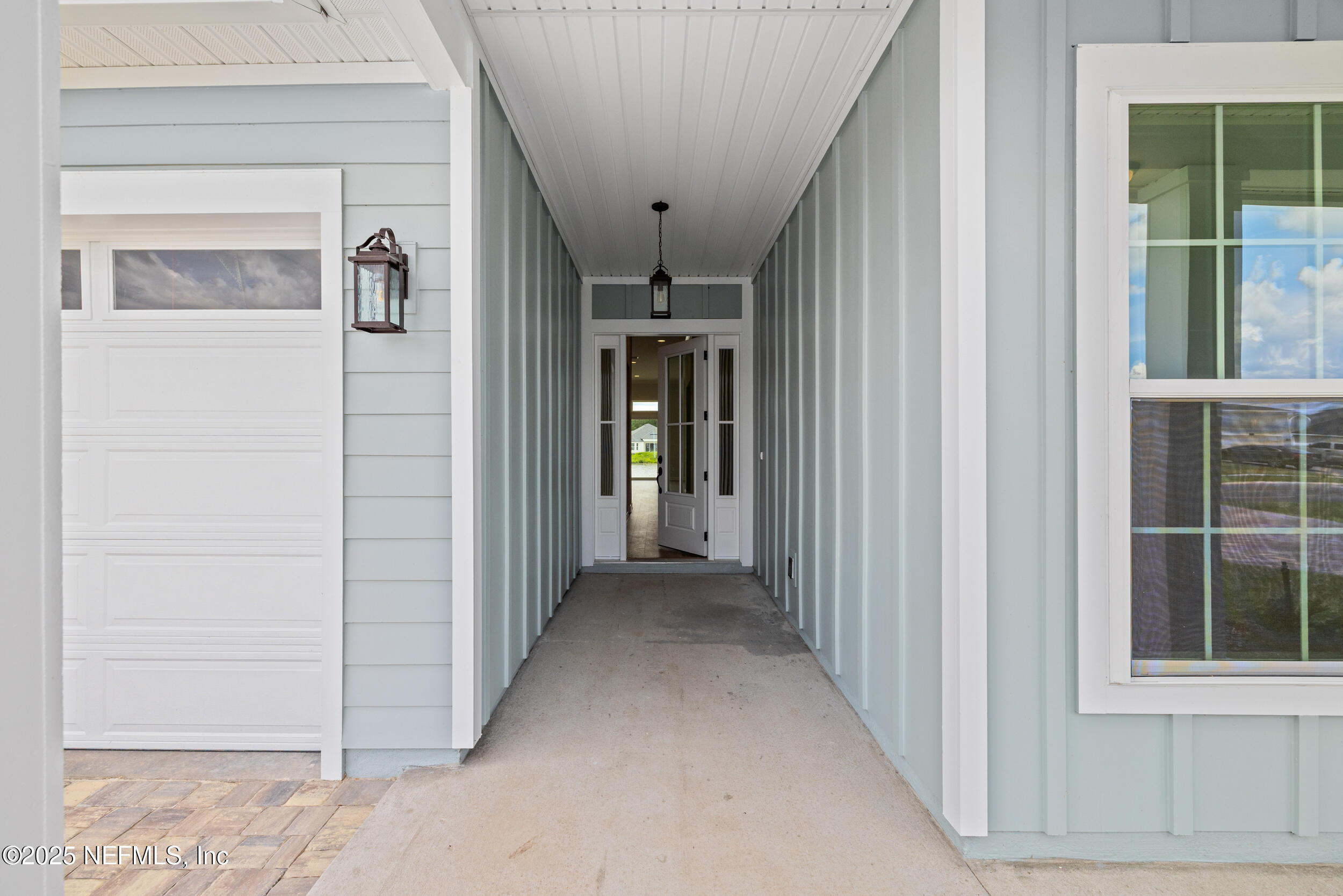 805 OAKLAWN Court