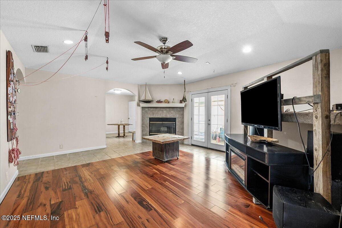 55056 YELLOW JACKET Drive