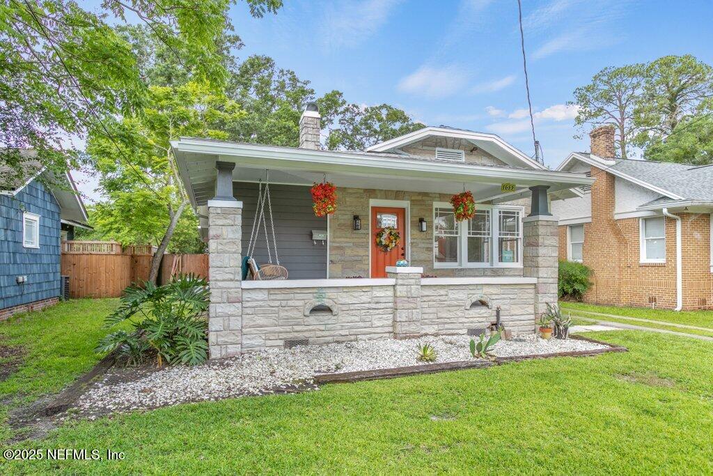 1032 INGLESIDE Avenue