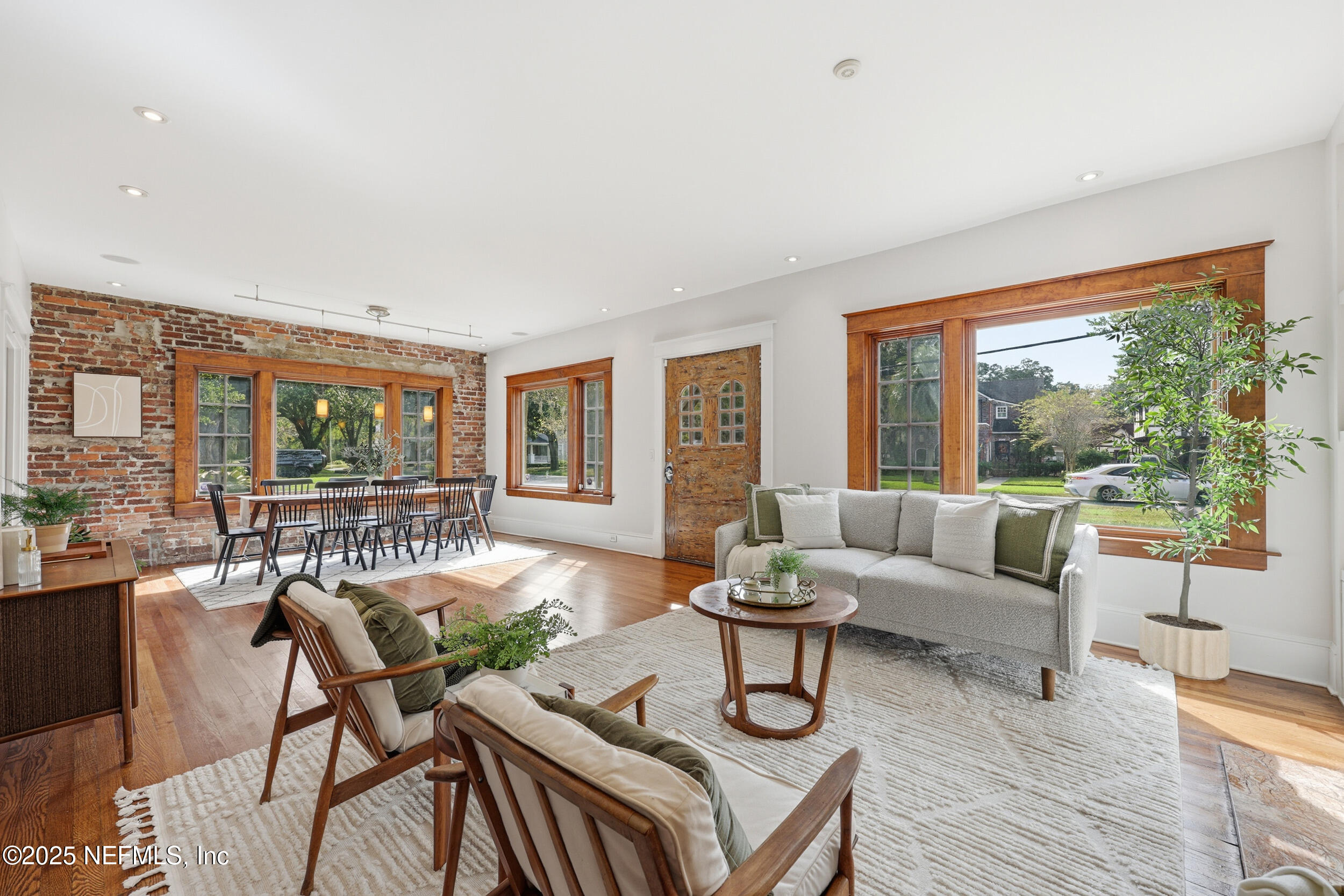 1537 AVONDALE Avenue