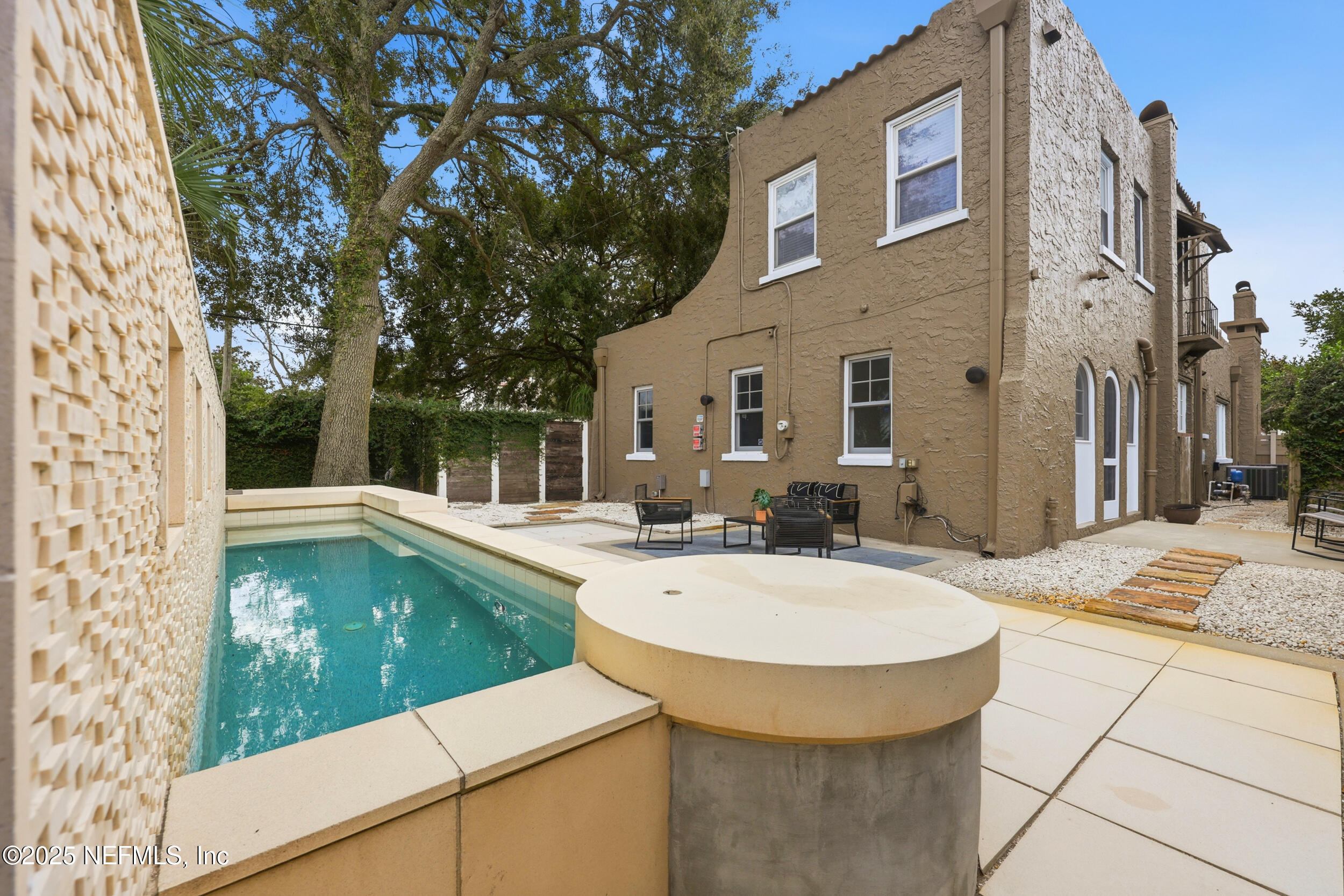 1537 AVONDALE Avenue