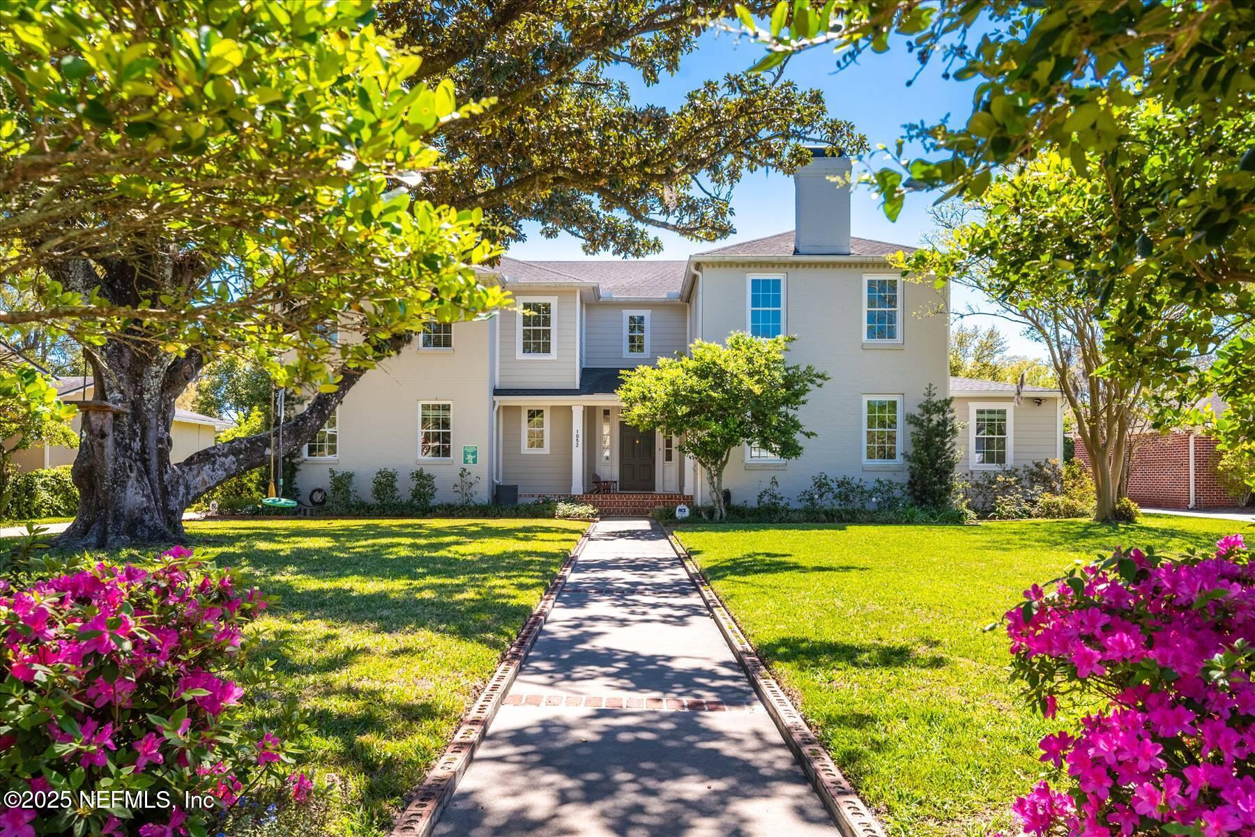 1052 HOLLY Lane