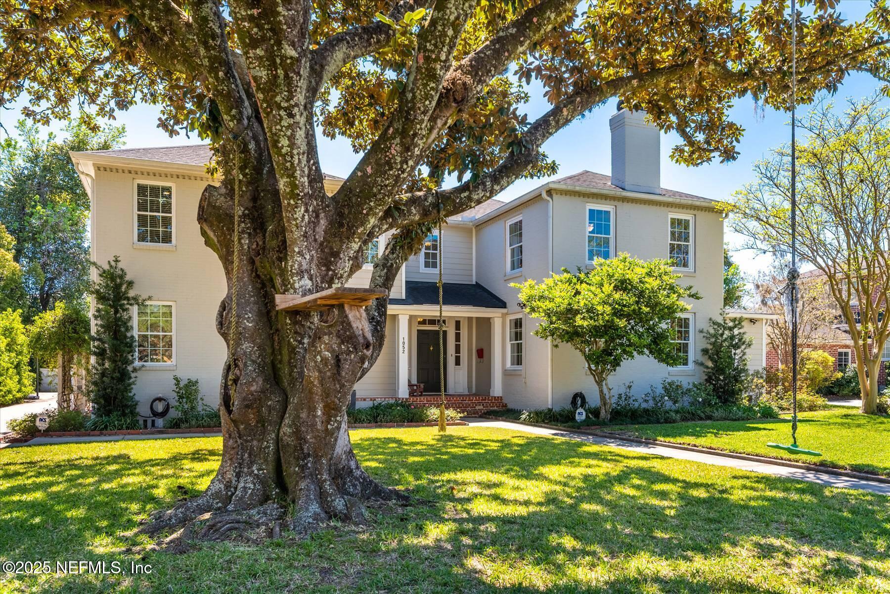 1052 HOLLY Lane