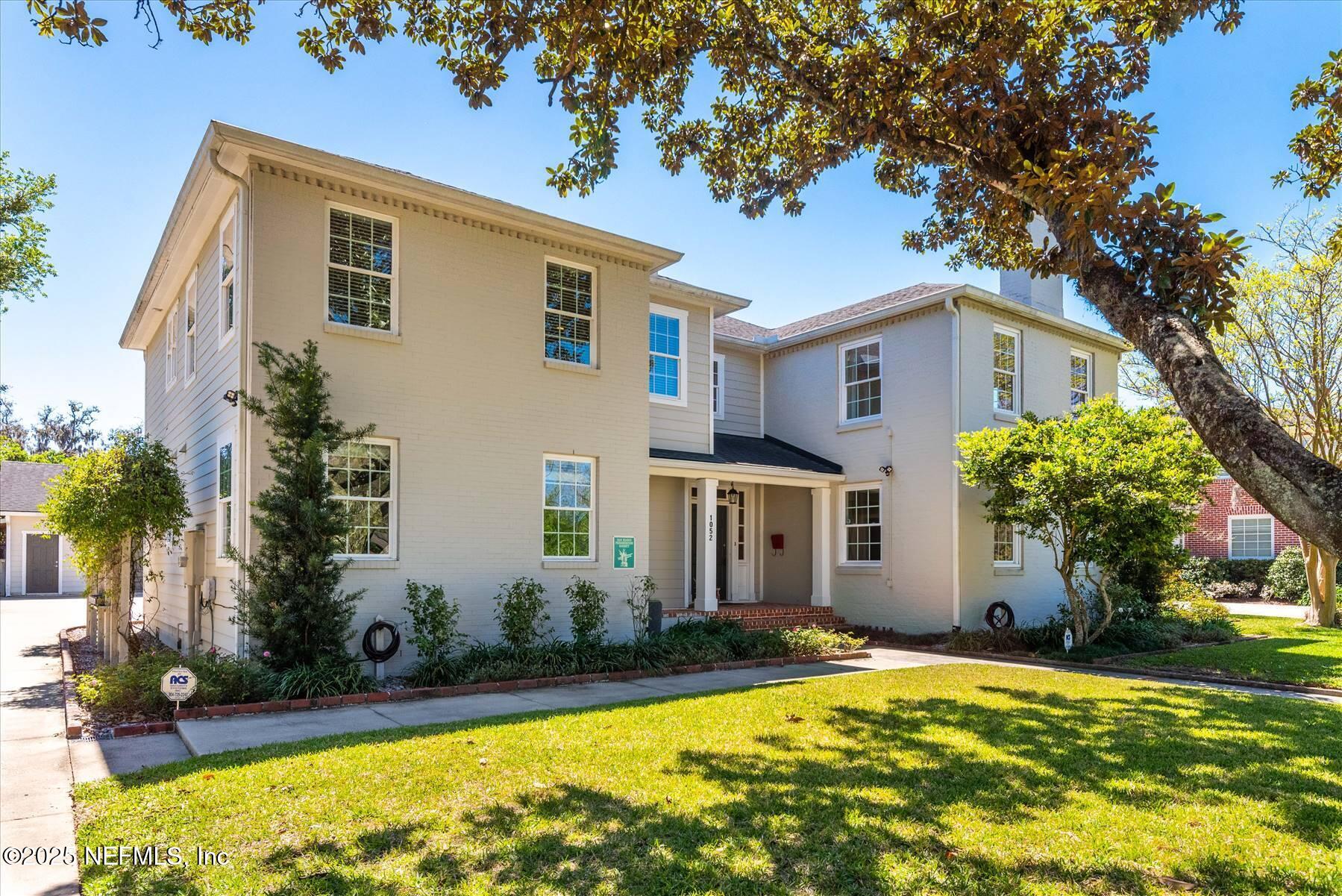 1052 HOLLY Lane