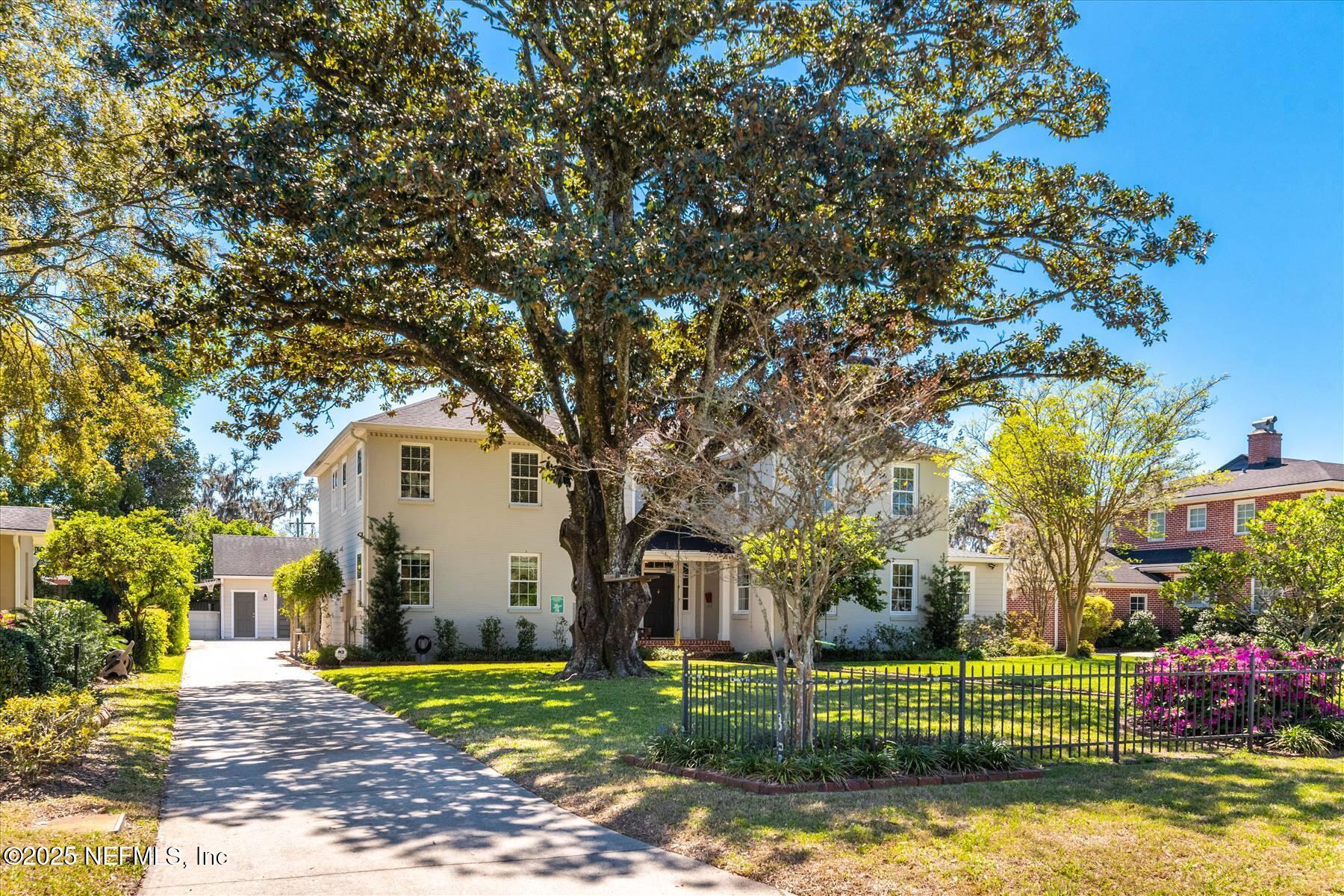 1052 HOLLY Lane