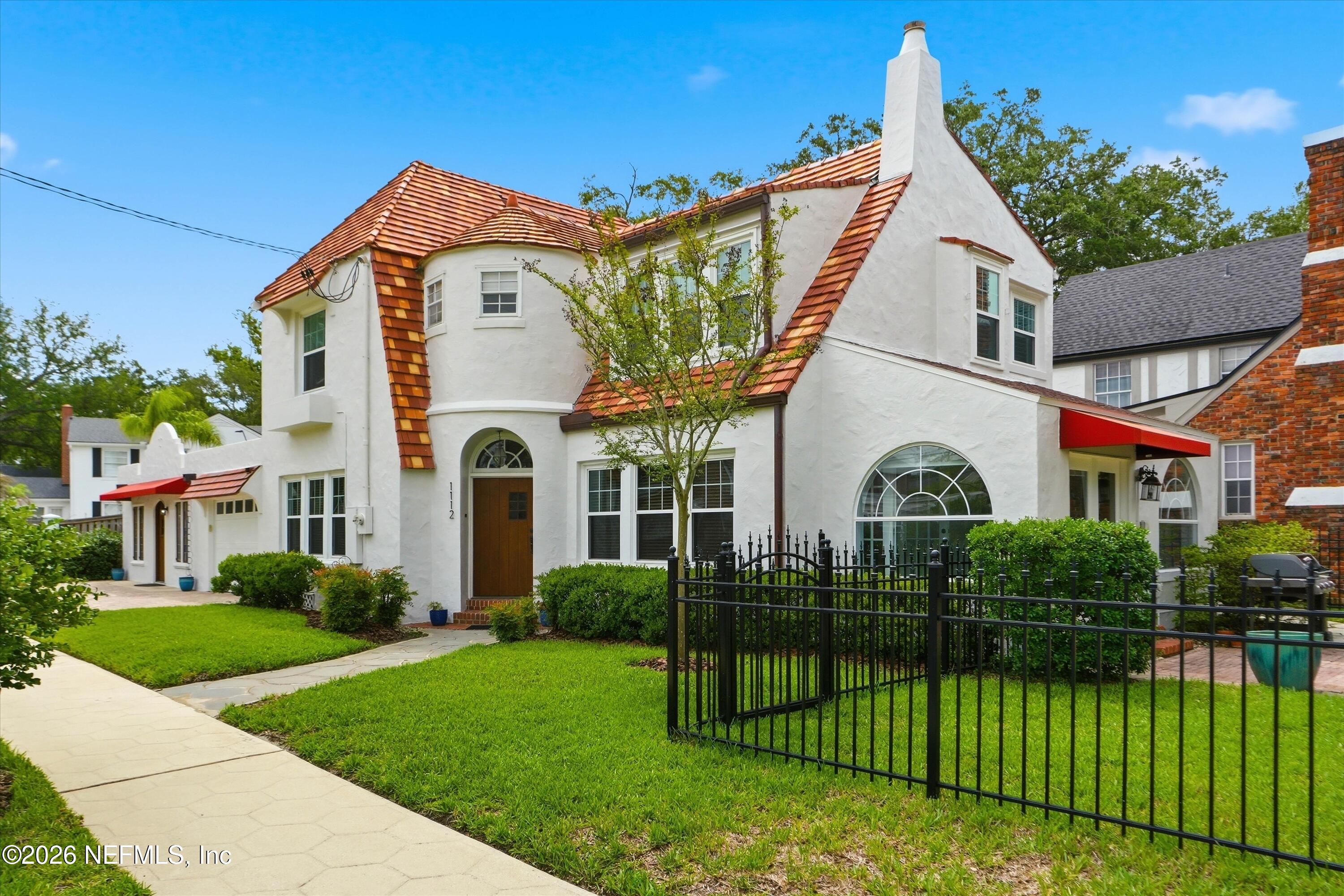 1112 COLOMBO Street