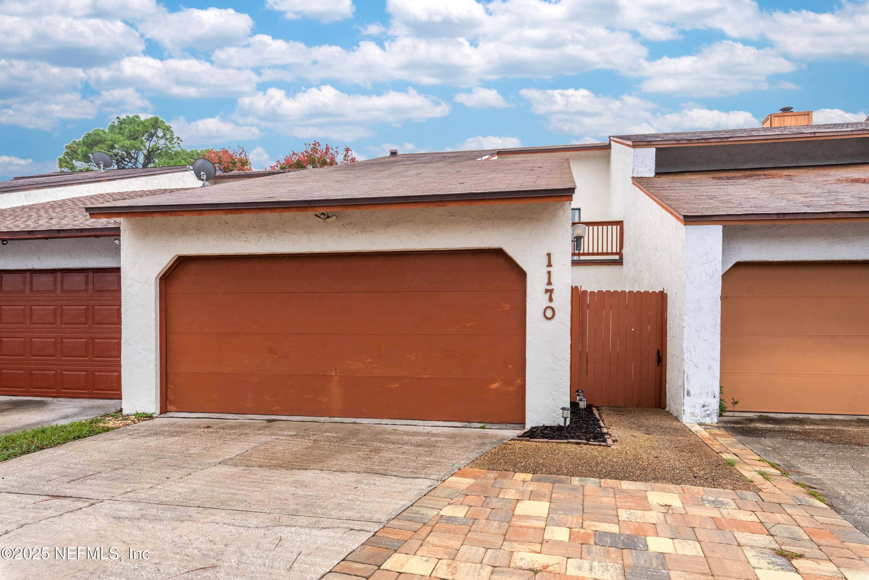 1170 E ROMAINE Circle