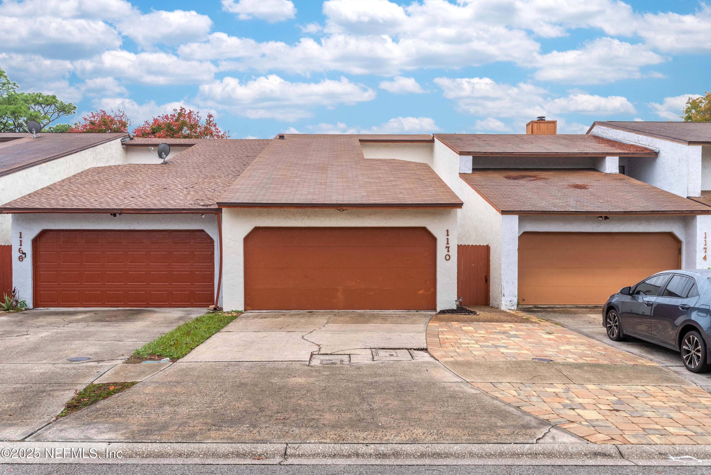 1170 E ROMAINE Circle