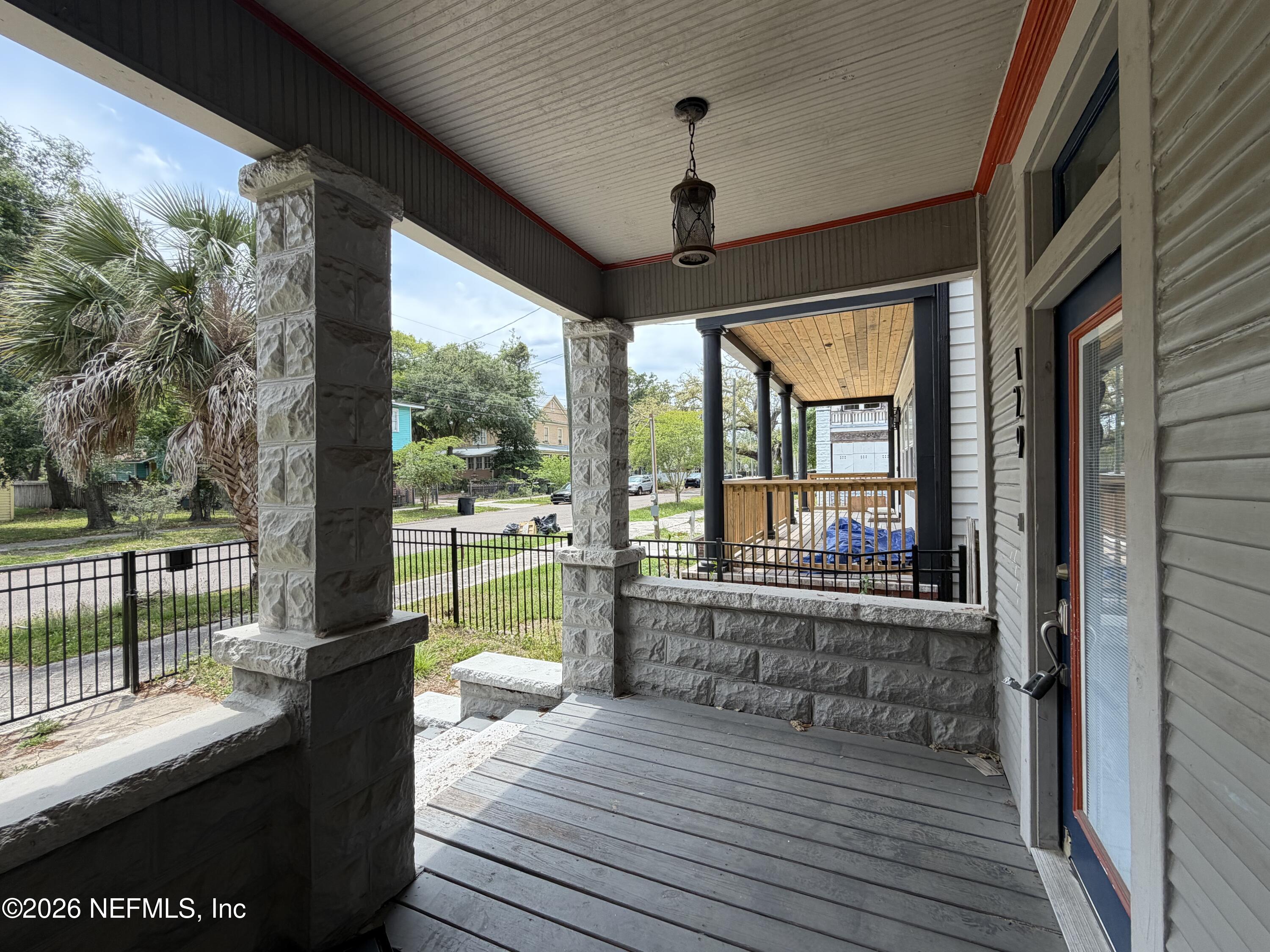 129 E 5TH Street