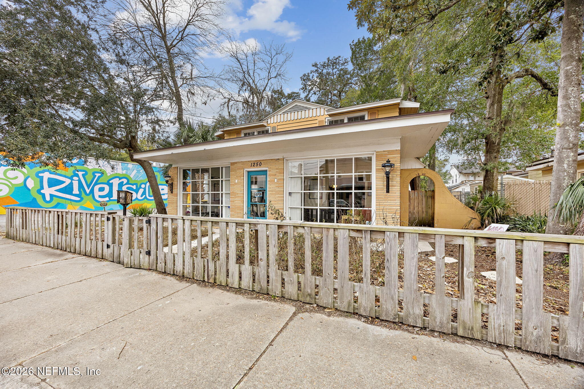 1250 MCDUFF Avenue S