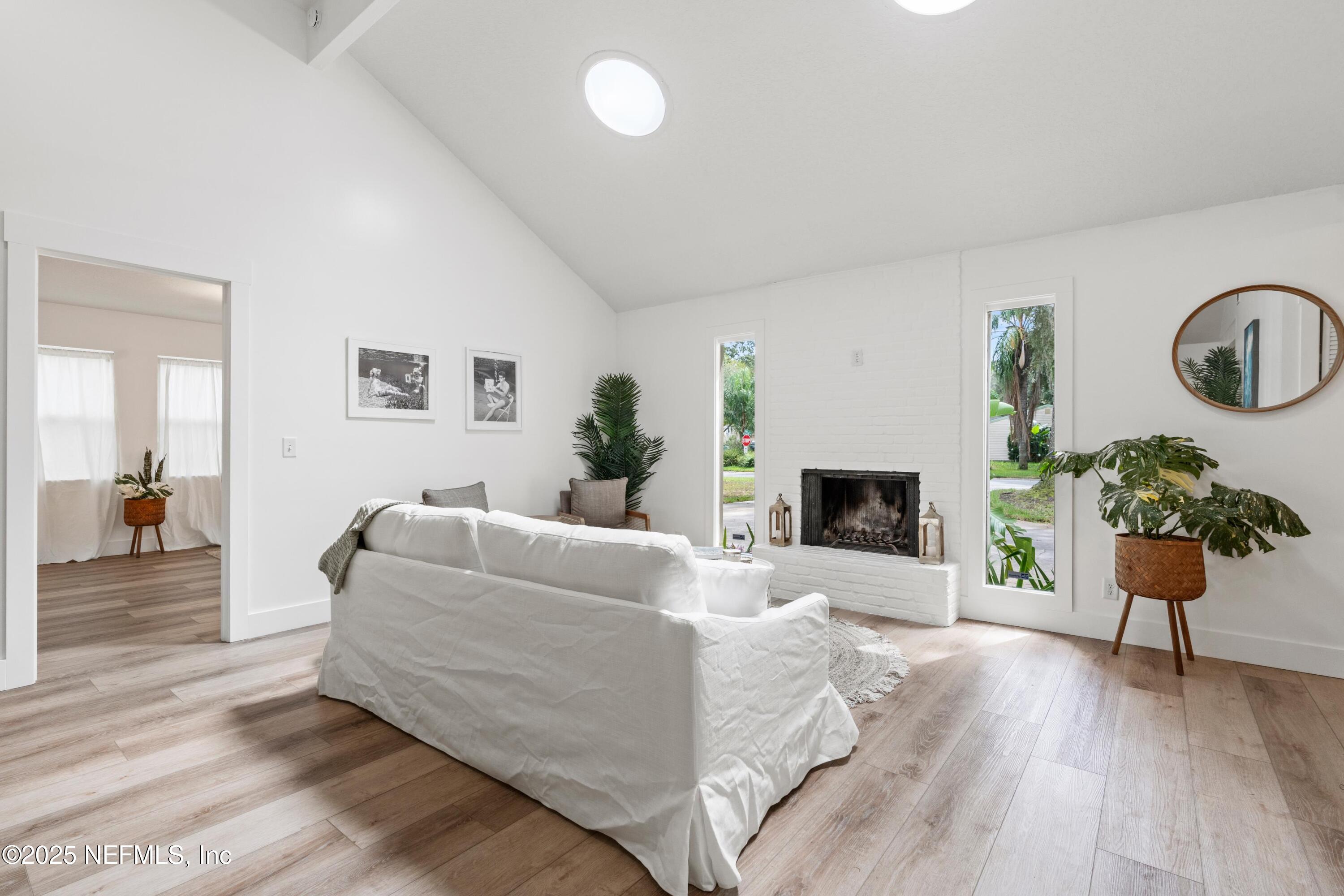 1002 KINGS Road