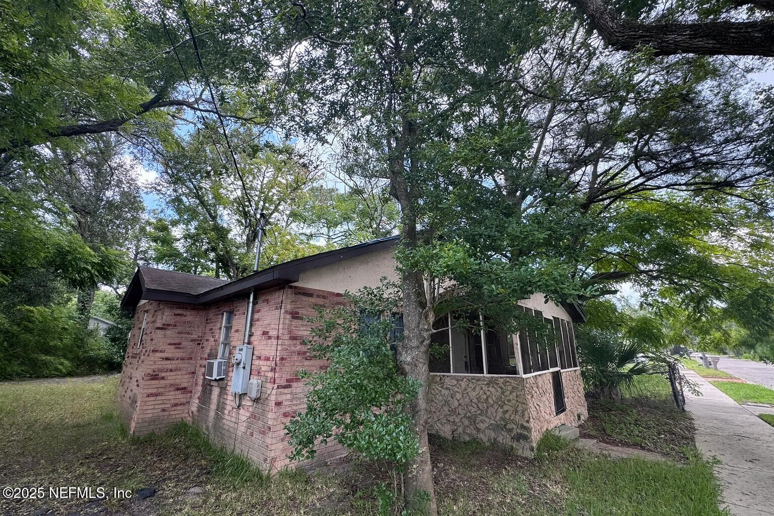 1751 W 20TH Street