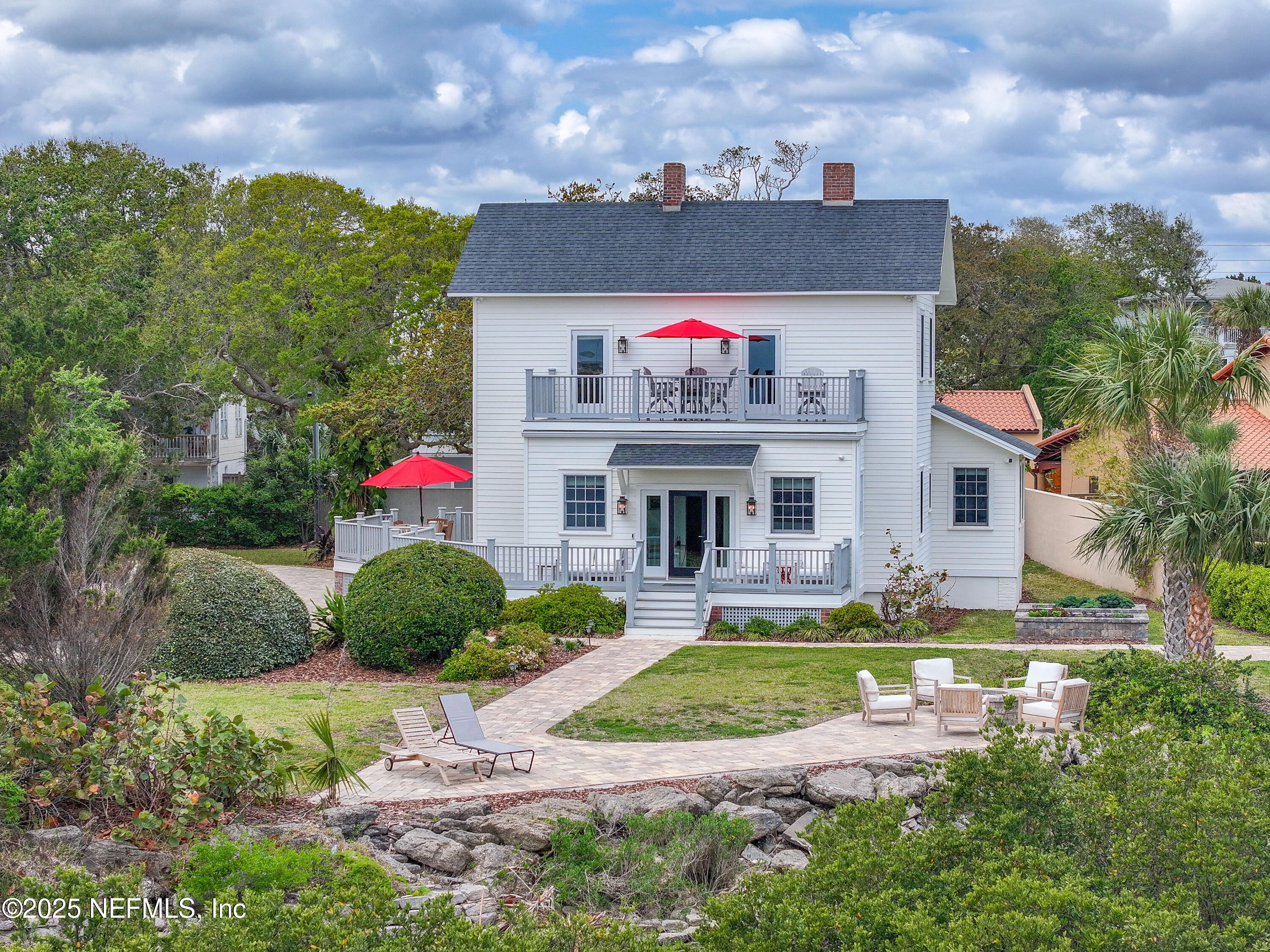 106 CARVER Street E