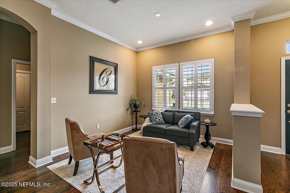 721 W KINGS COLLEGE Drive