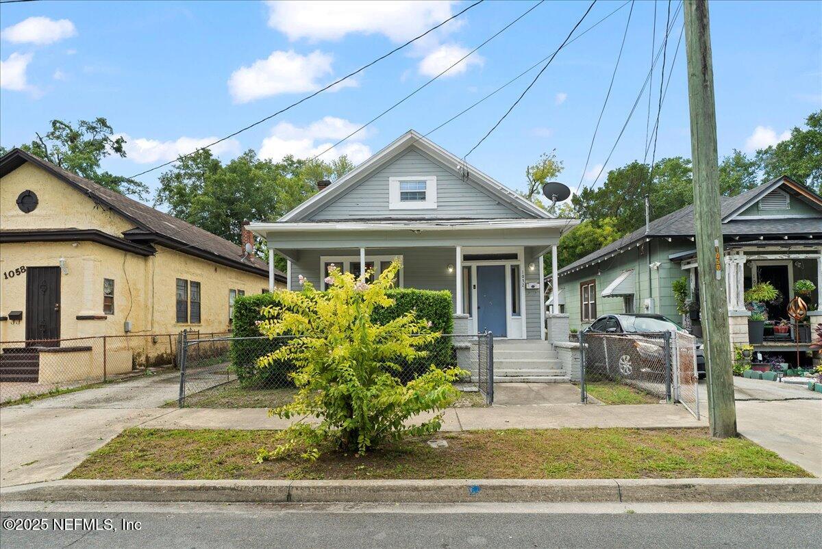 1052 E 10TH Street
