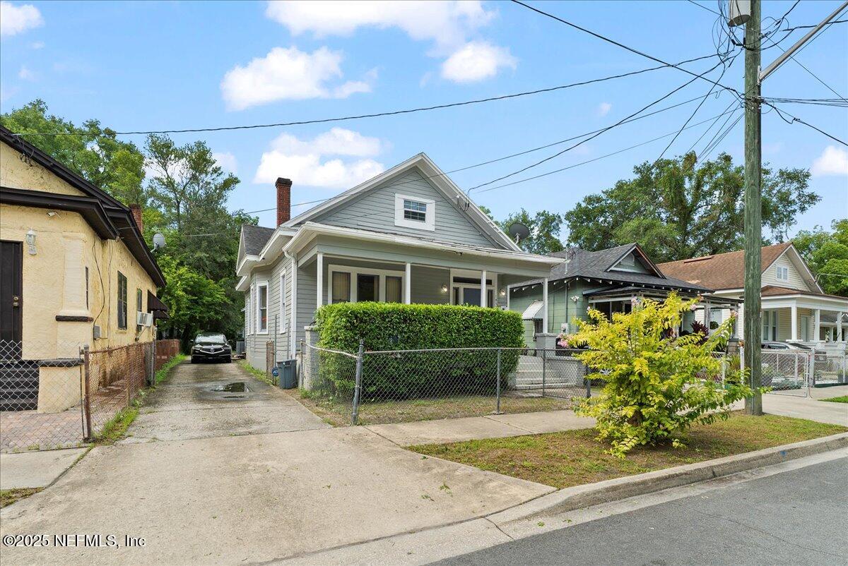 1052 E 10TH Street
