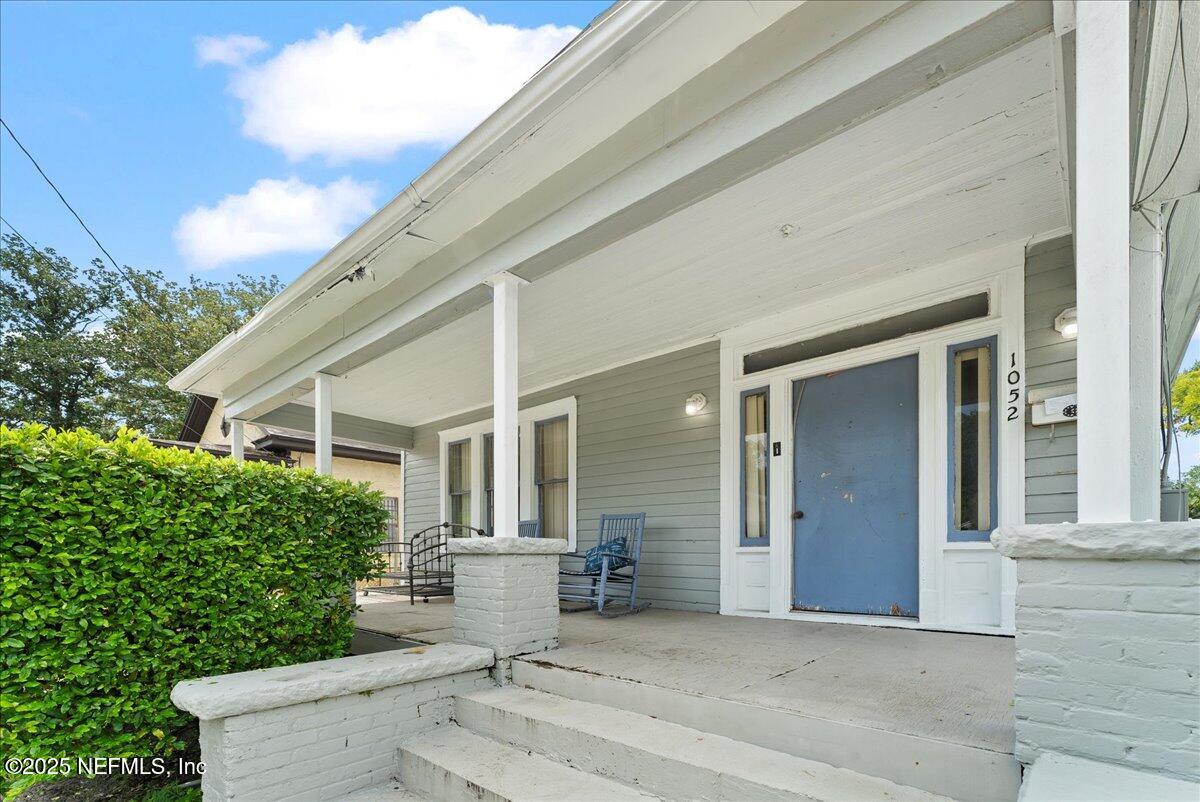 1052 E 10TH Street
