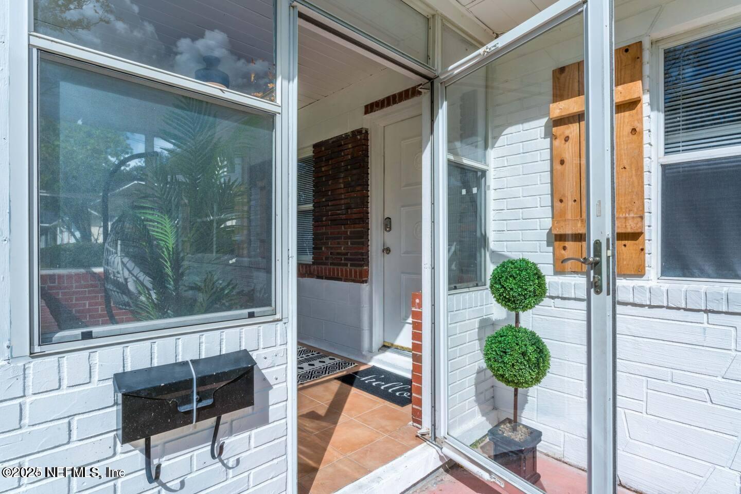 1247 RENSSELAER Avenue