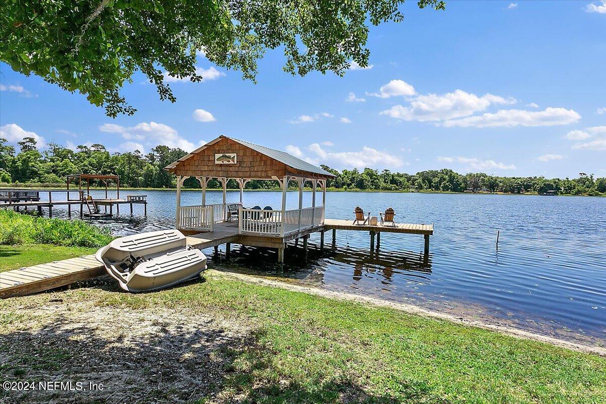 Interlachen, FL home for sale located at 806 Lake Shore Terrace, Interlachen, FL 32148