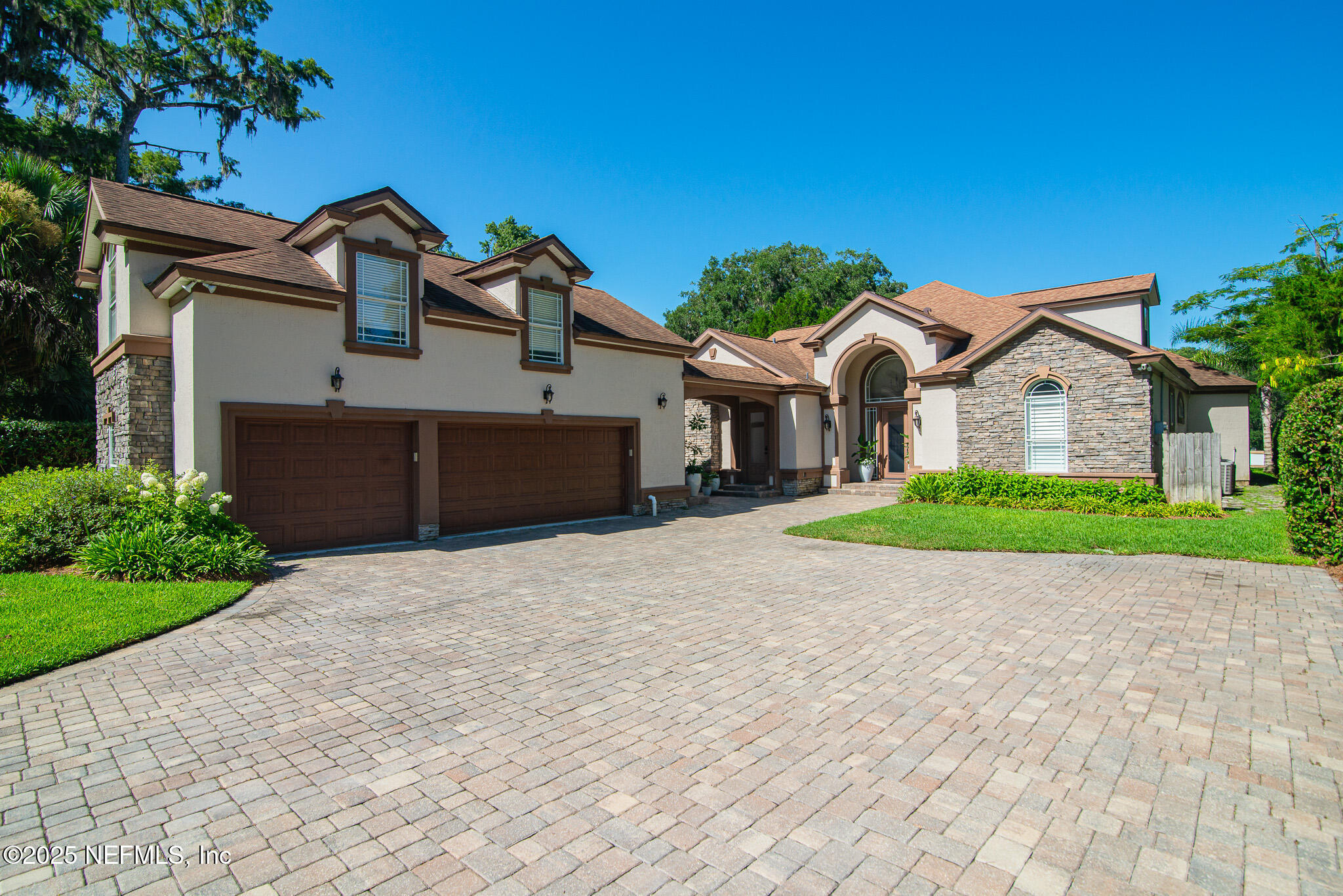 121 ROSCOE Boulevard N