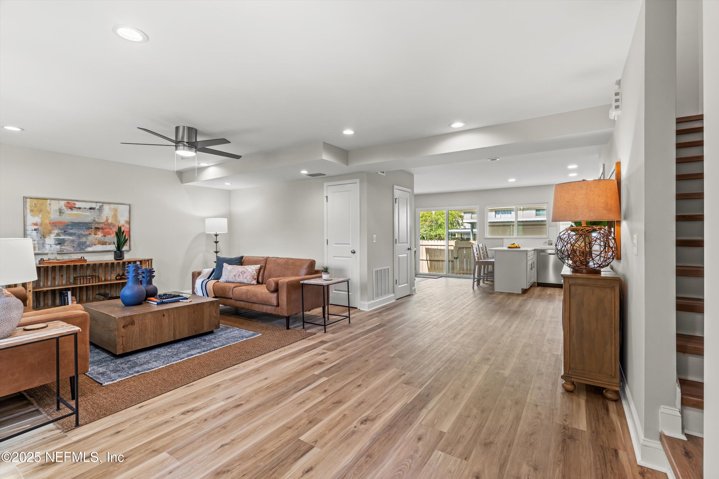 8211 KENSINGTON Square