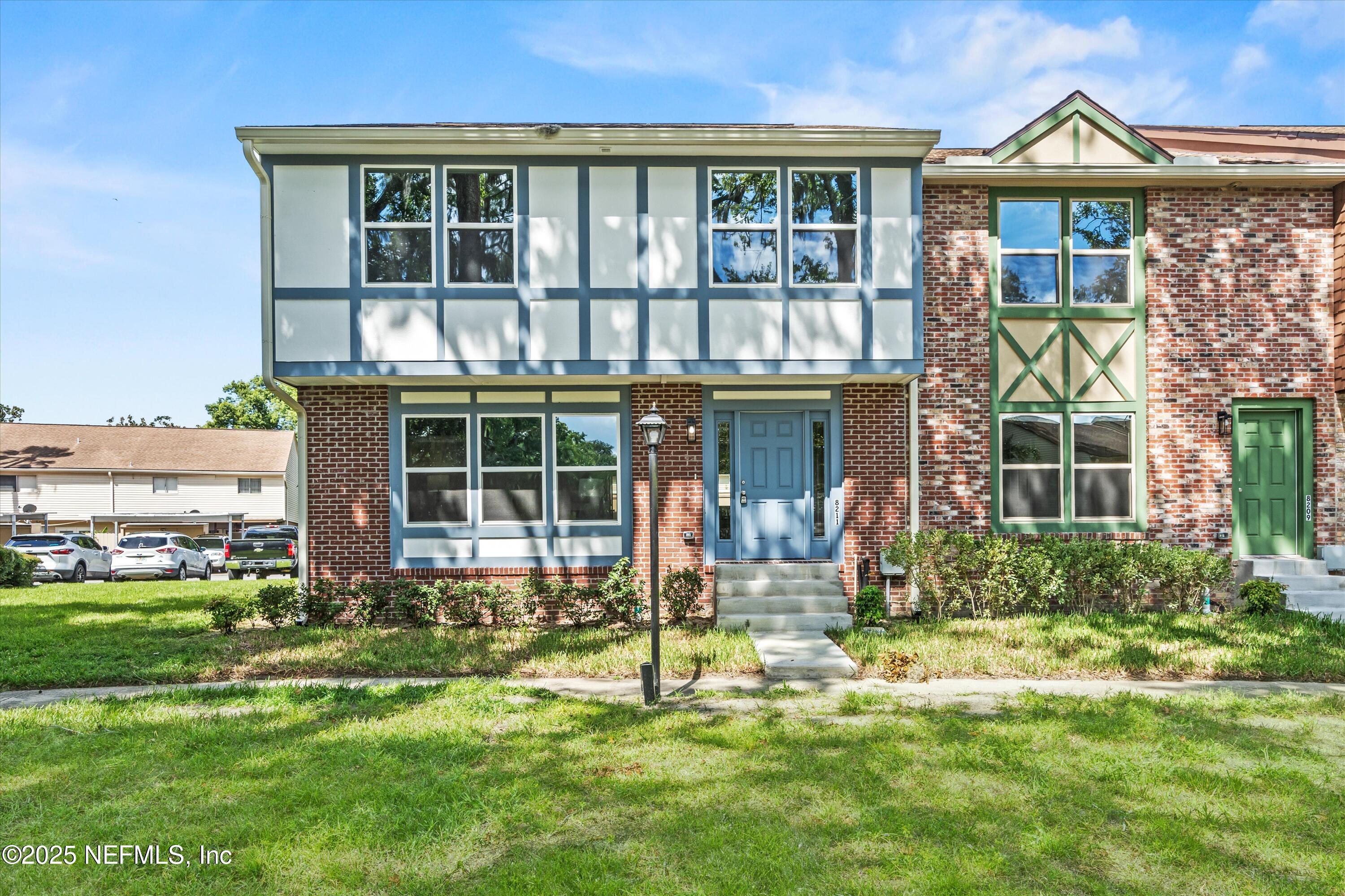 8211 KENSINGTON Square