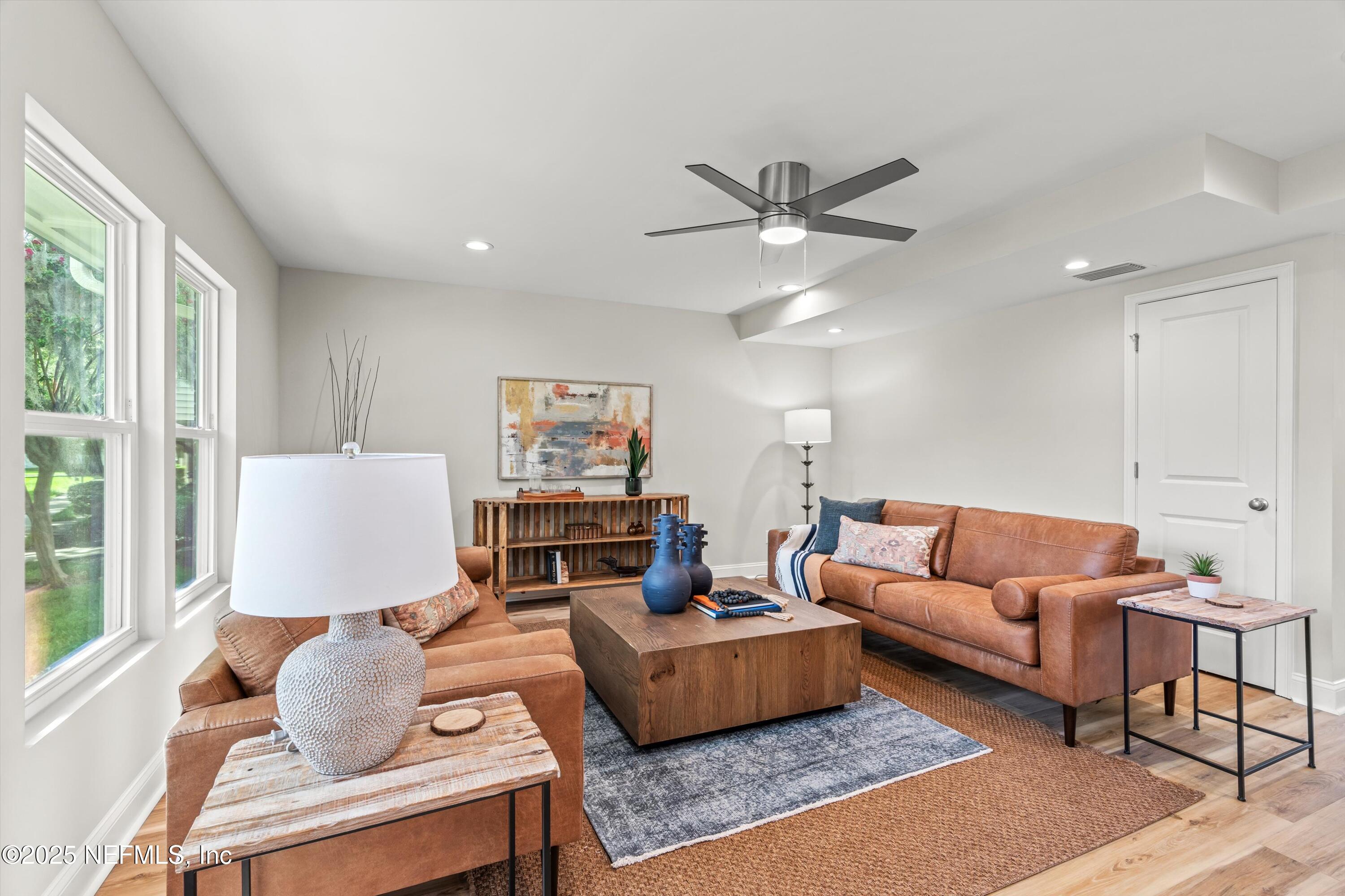 8211 KENSINGTON Square