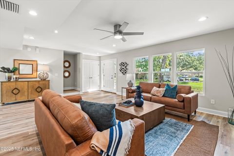 8211 KENSINGTON Square Jacksonville FL 32217
