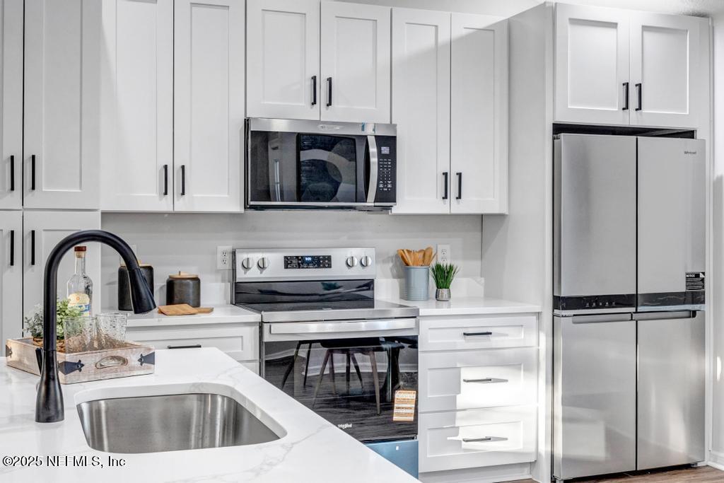 7762 E ENDERBY Avenue E