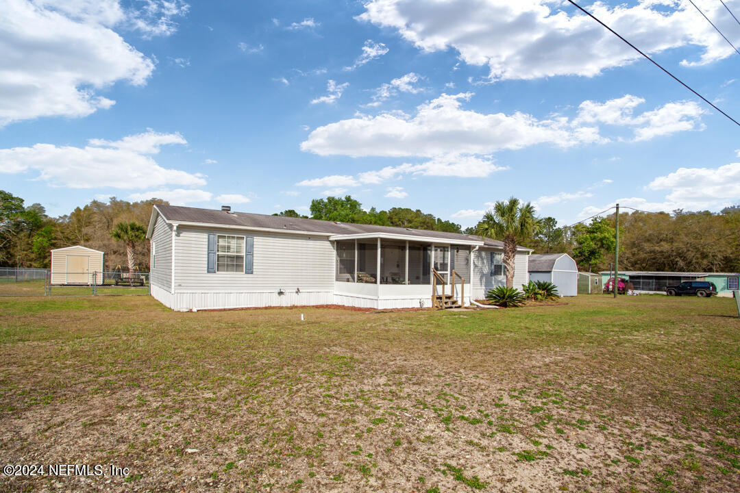 Interlachen, FL home for sale located at 915 DAWN Avenue, Interlachen, FL 32148