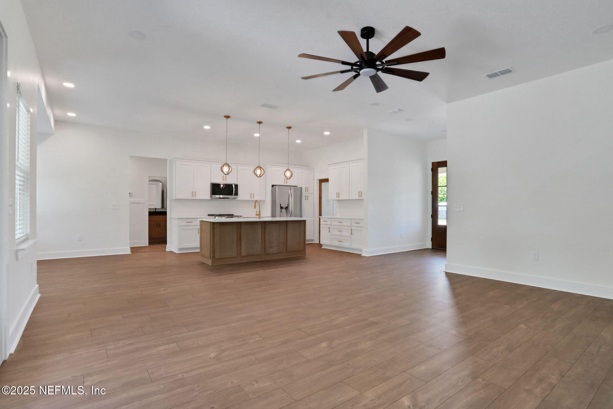 44024 BREEZY Lane