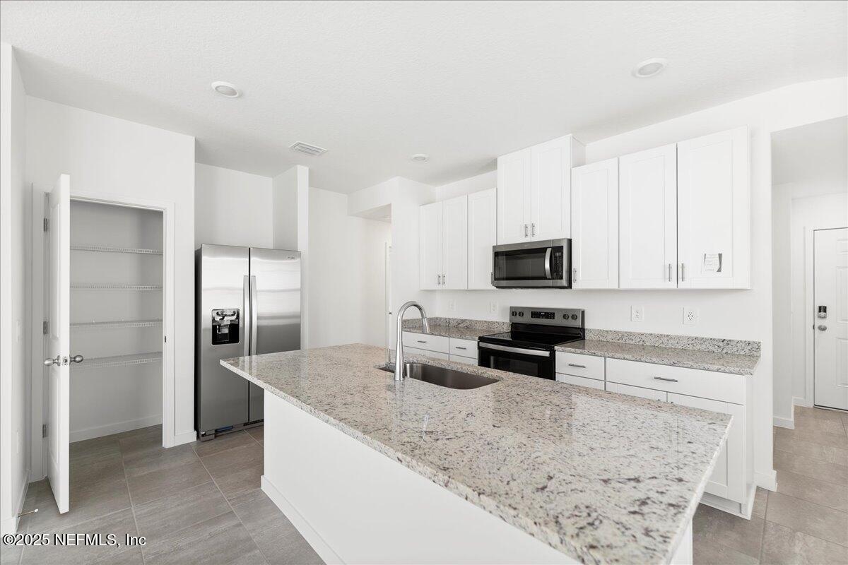 7487 QUEENSGATE Circle