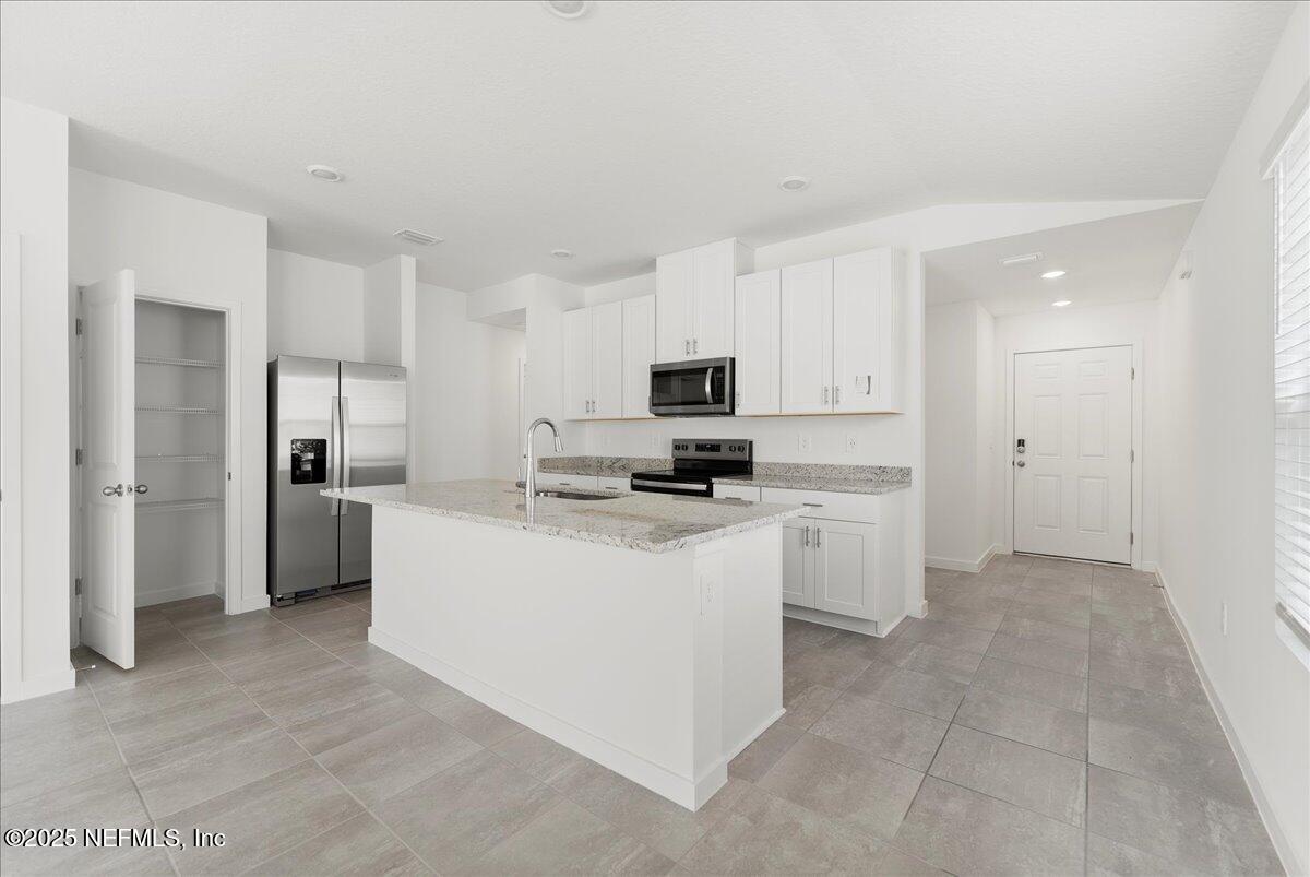 7487 QUEENSGATE Circle