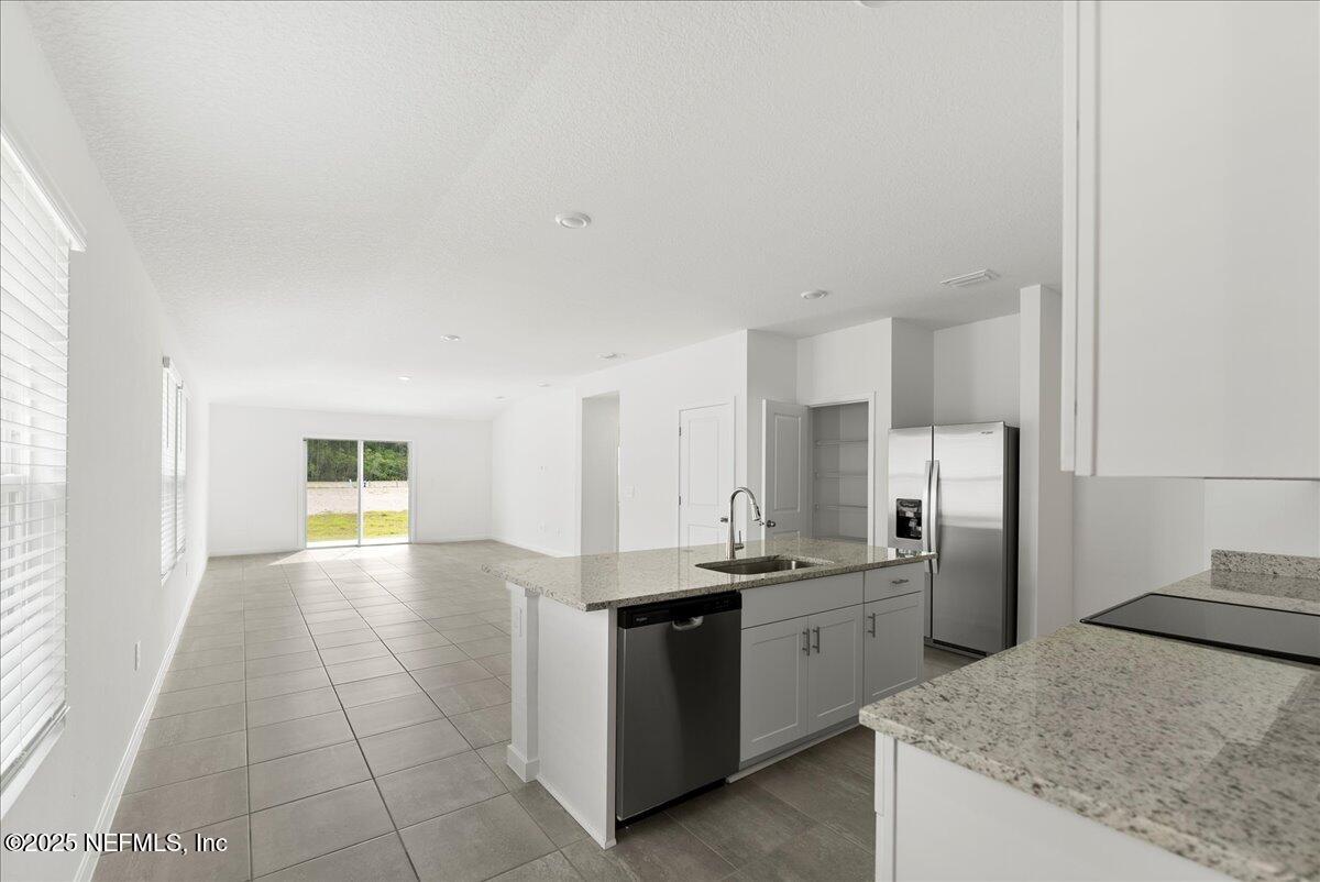 7487 QUEENSGATE Circle