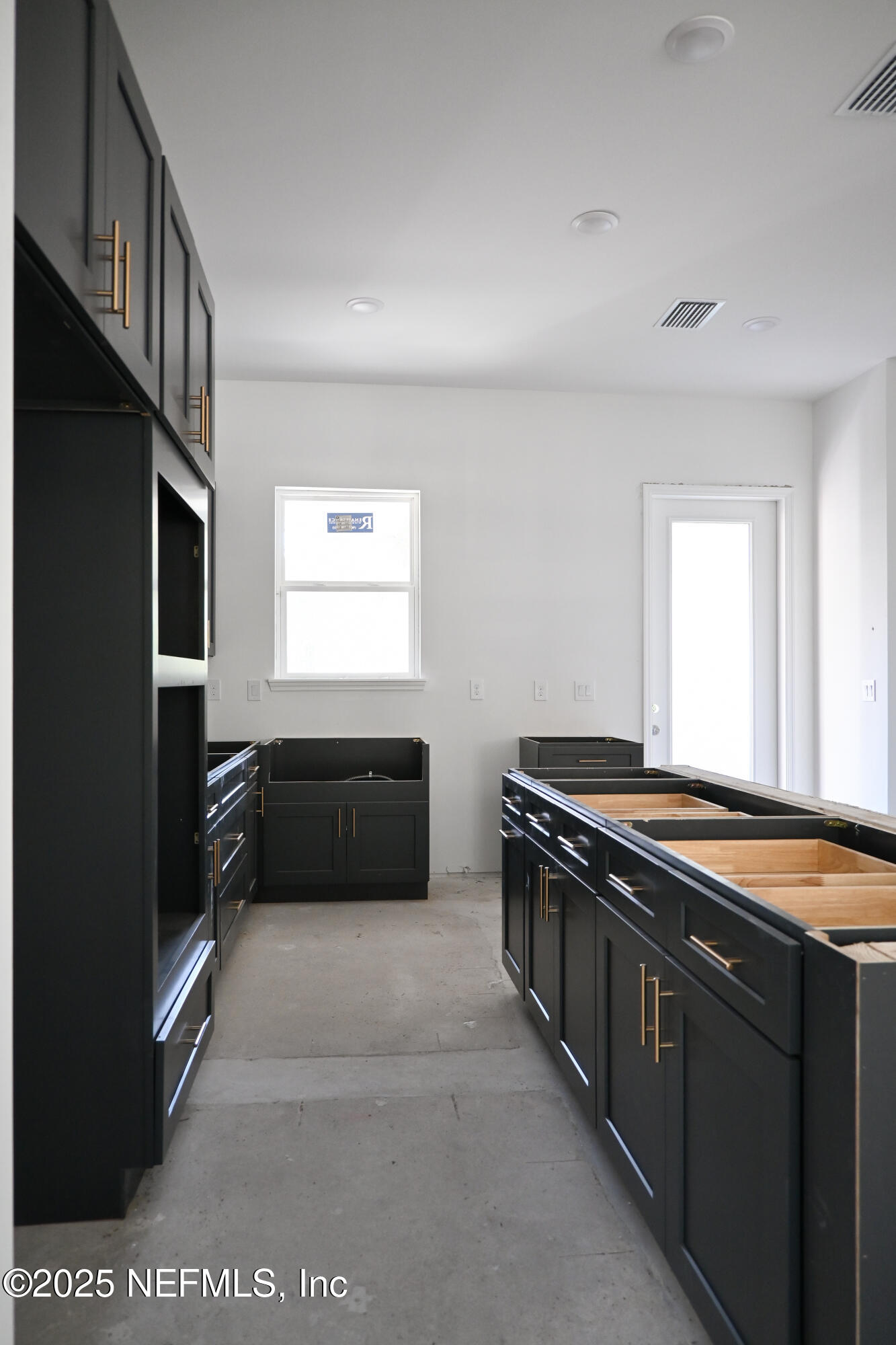 132 E 6TH Street
