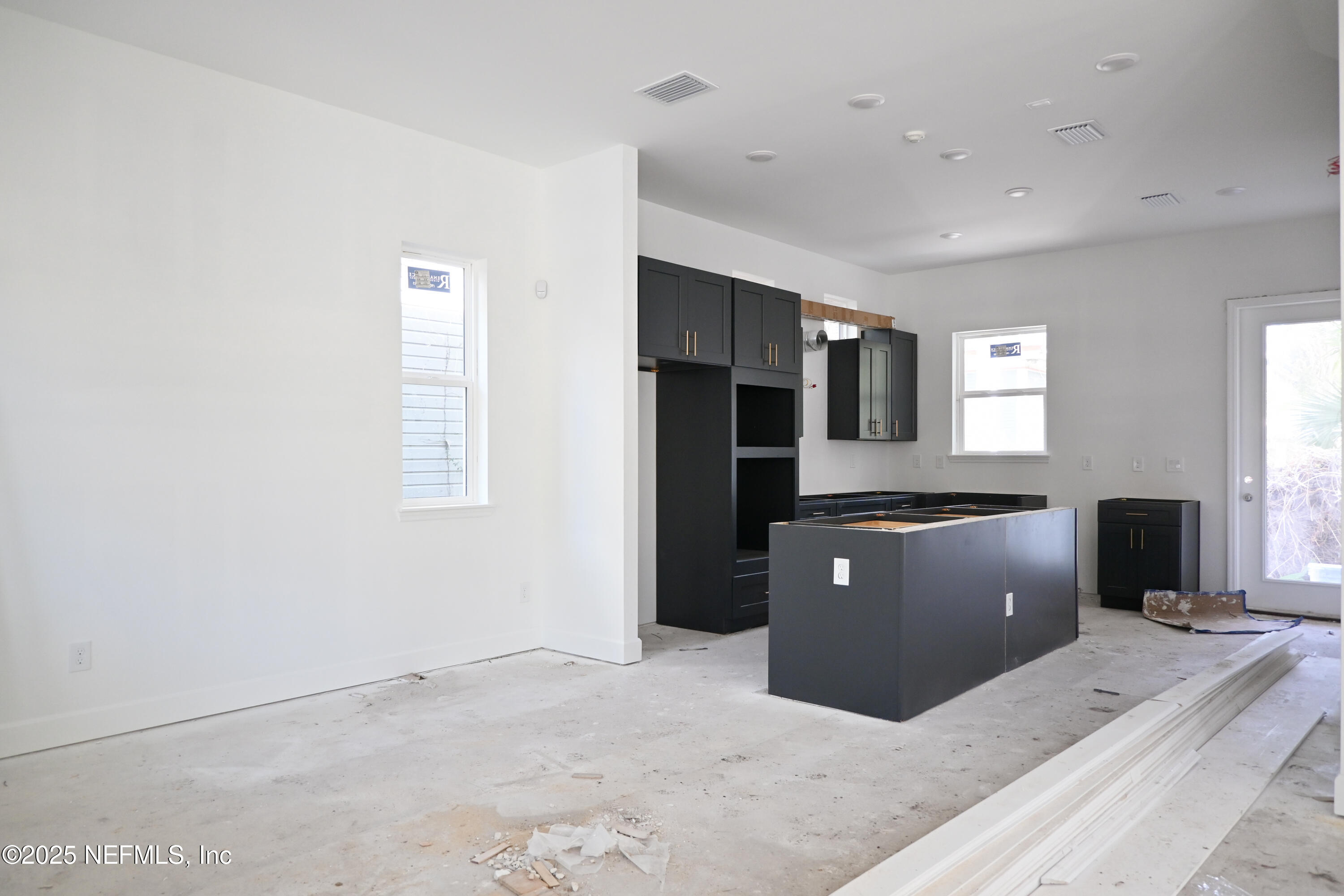 132 E 6TH Street