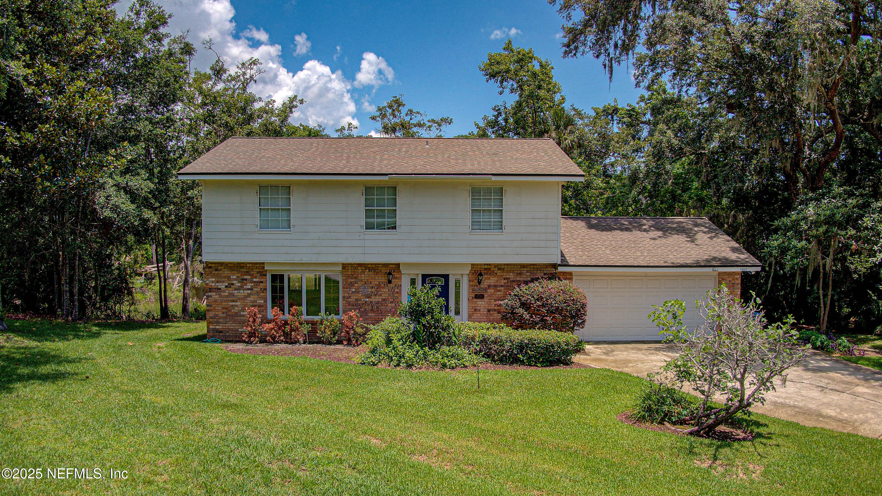 1811 TWELVE OAKS Lane N