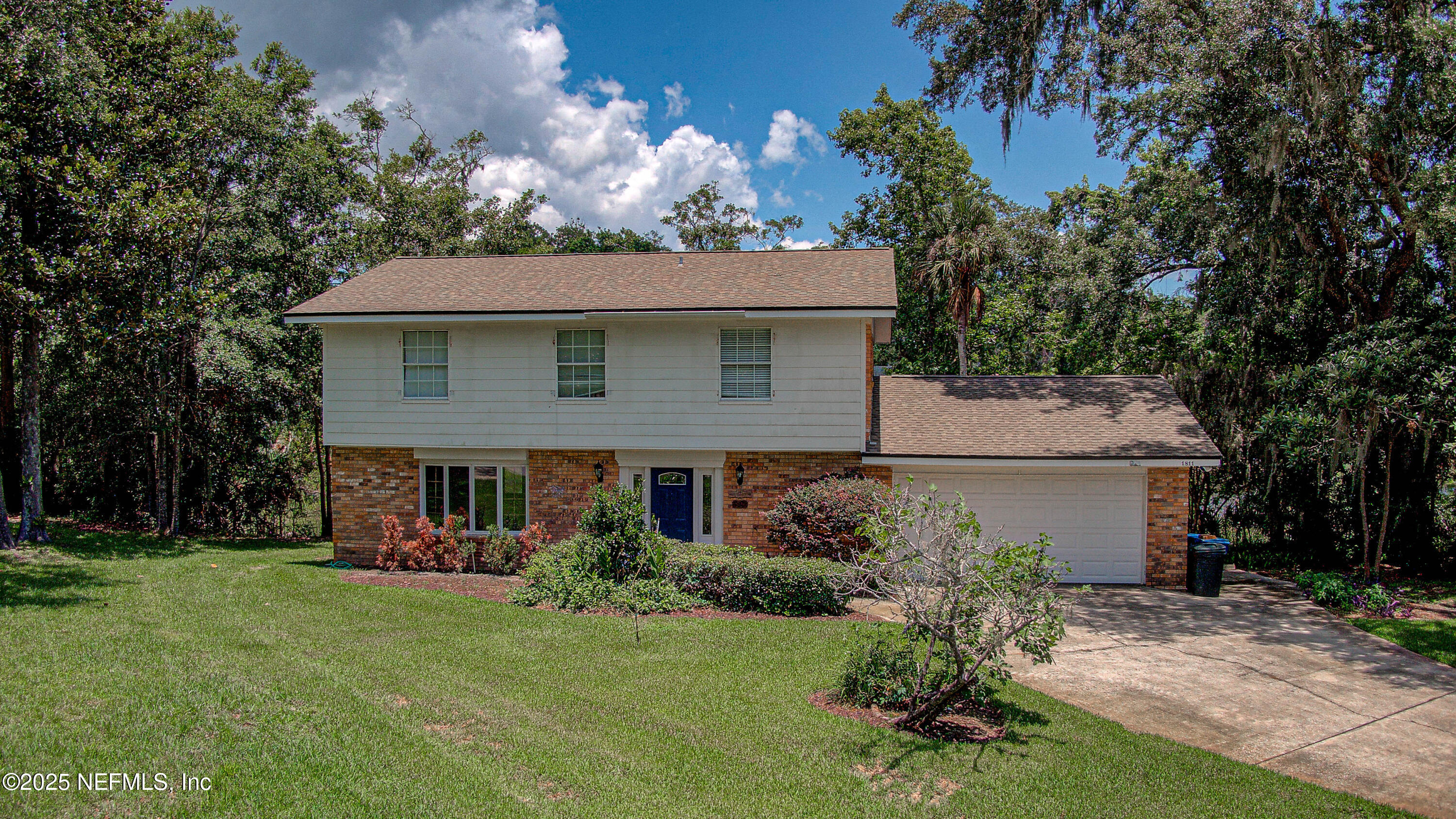 1811 TWELVE OAKS Lane N