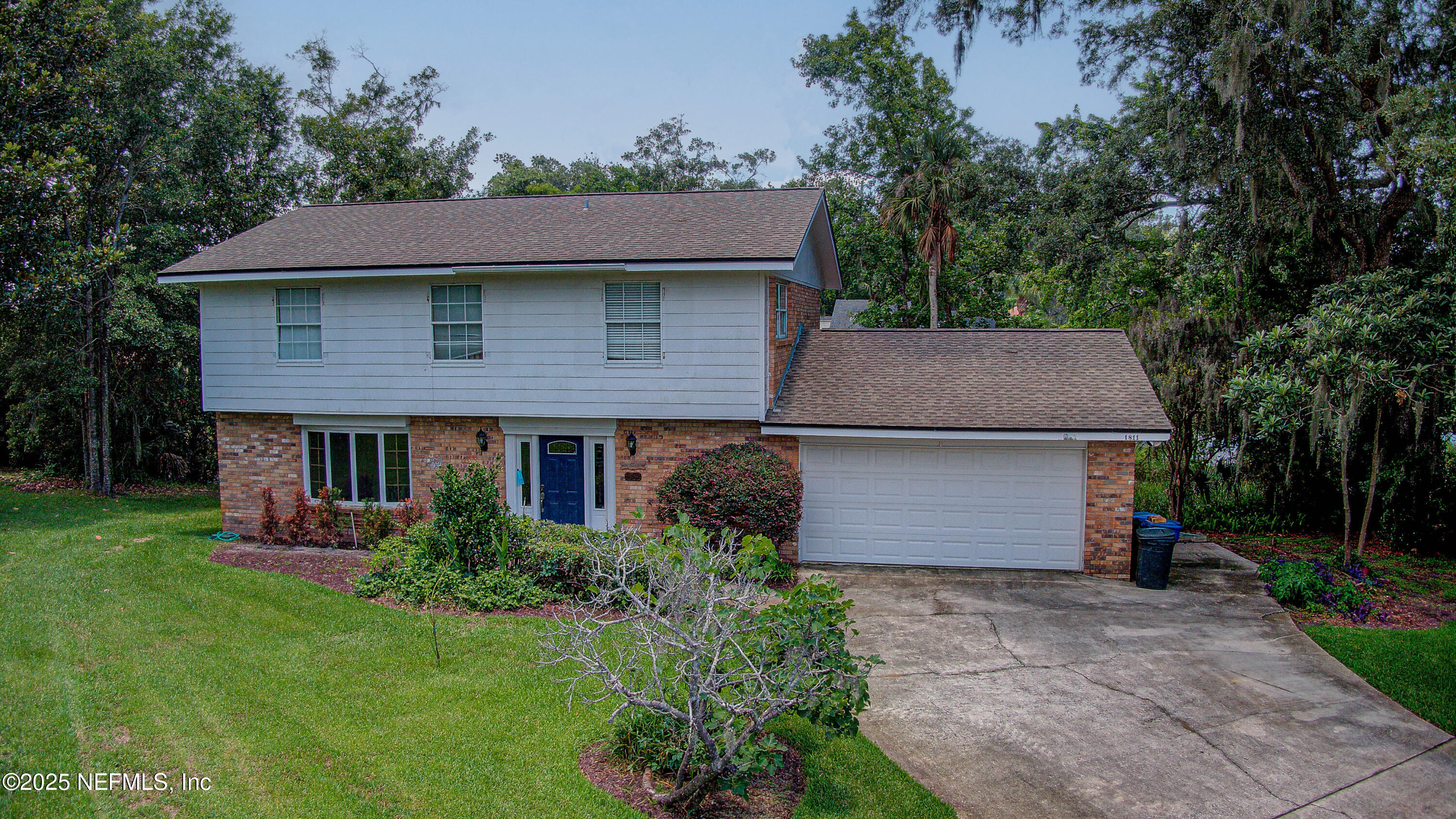 1811 TWELVE OAKS Lane N