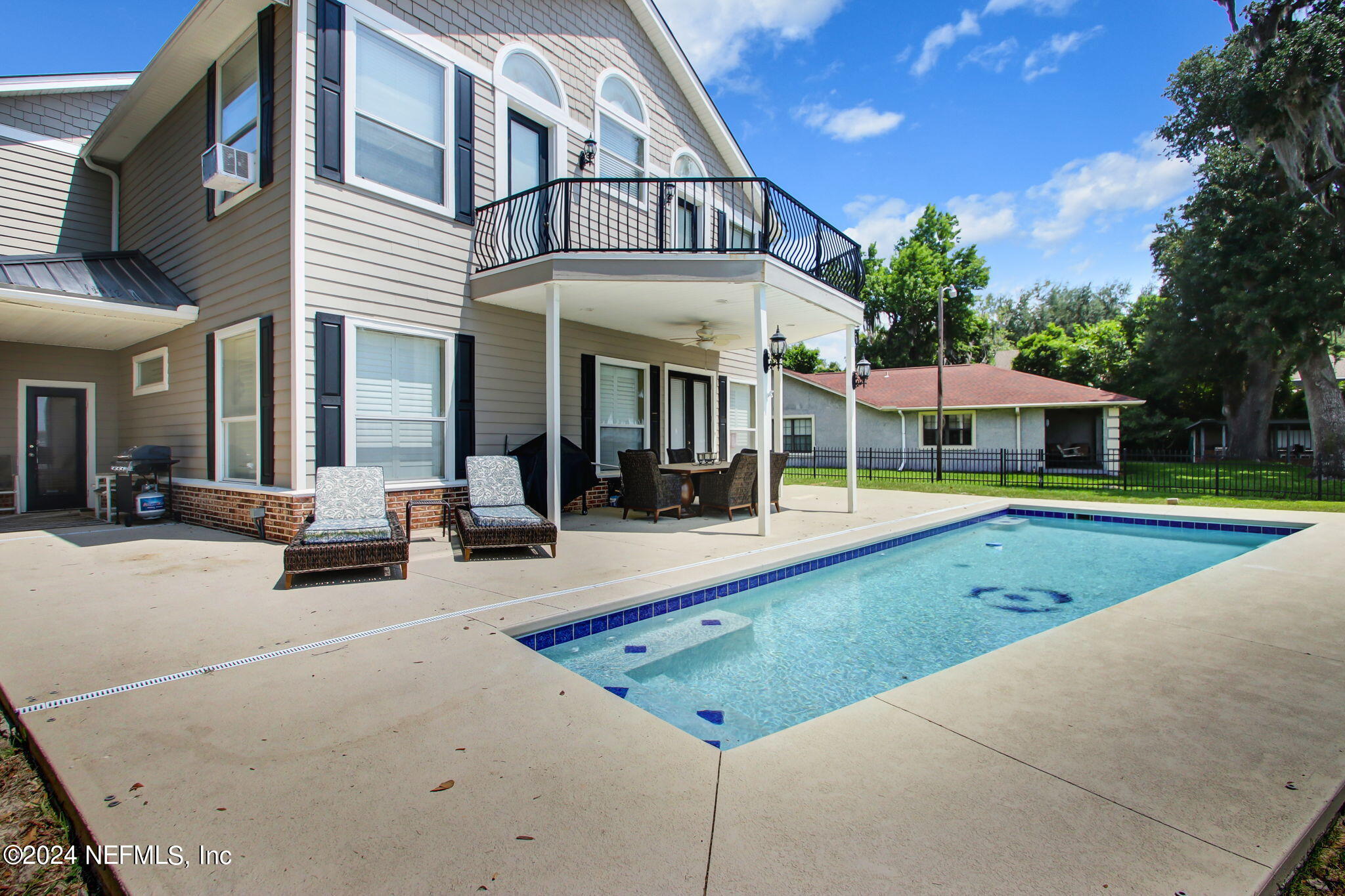 529 W RIVER Road