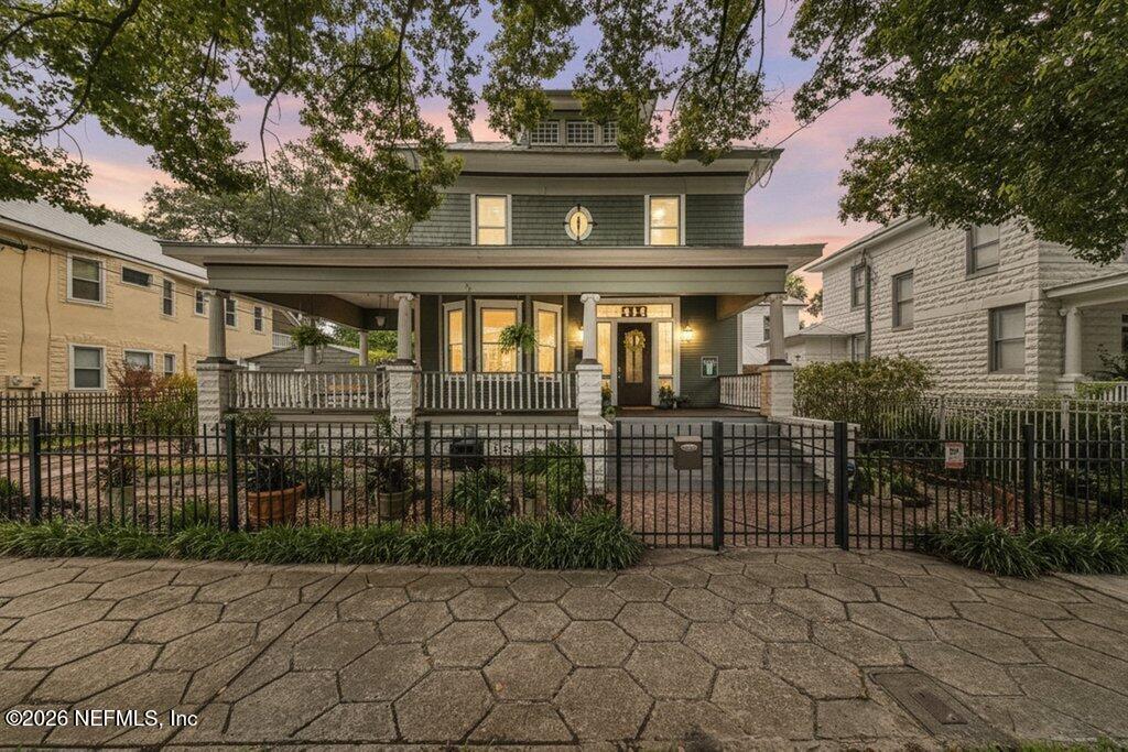 414 E 6TH Street