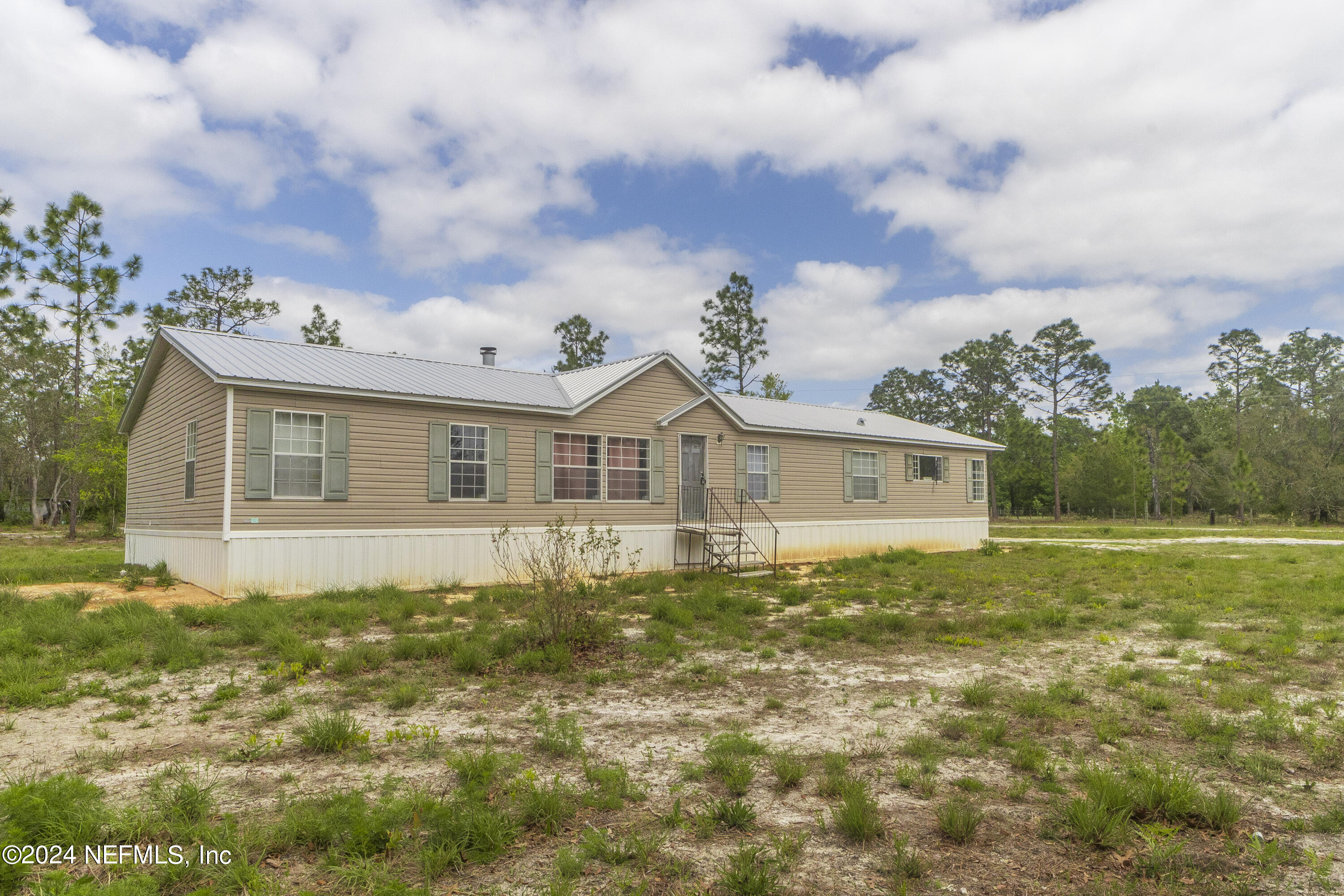 Palatka, FL home for sale located at 113 BLUE JAY Trail, Palatka, FL 32177