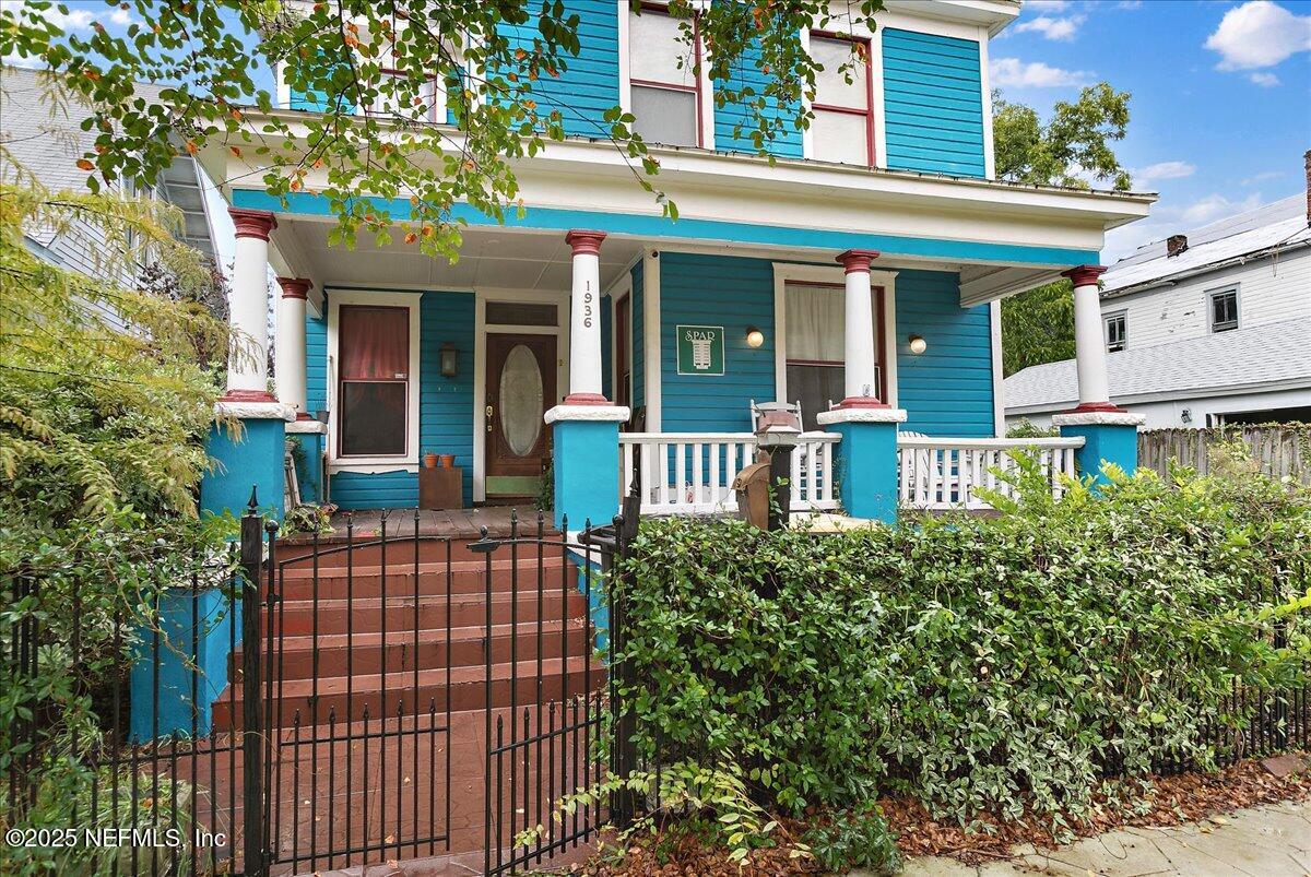 1936 N MARKET Street