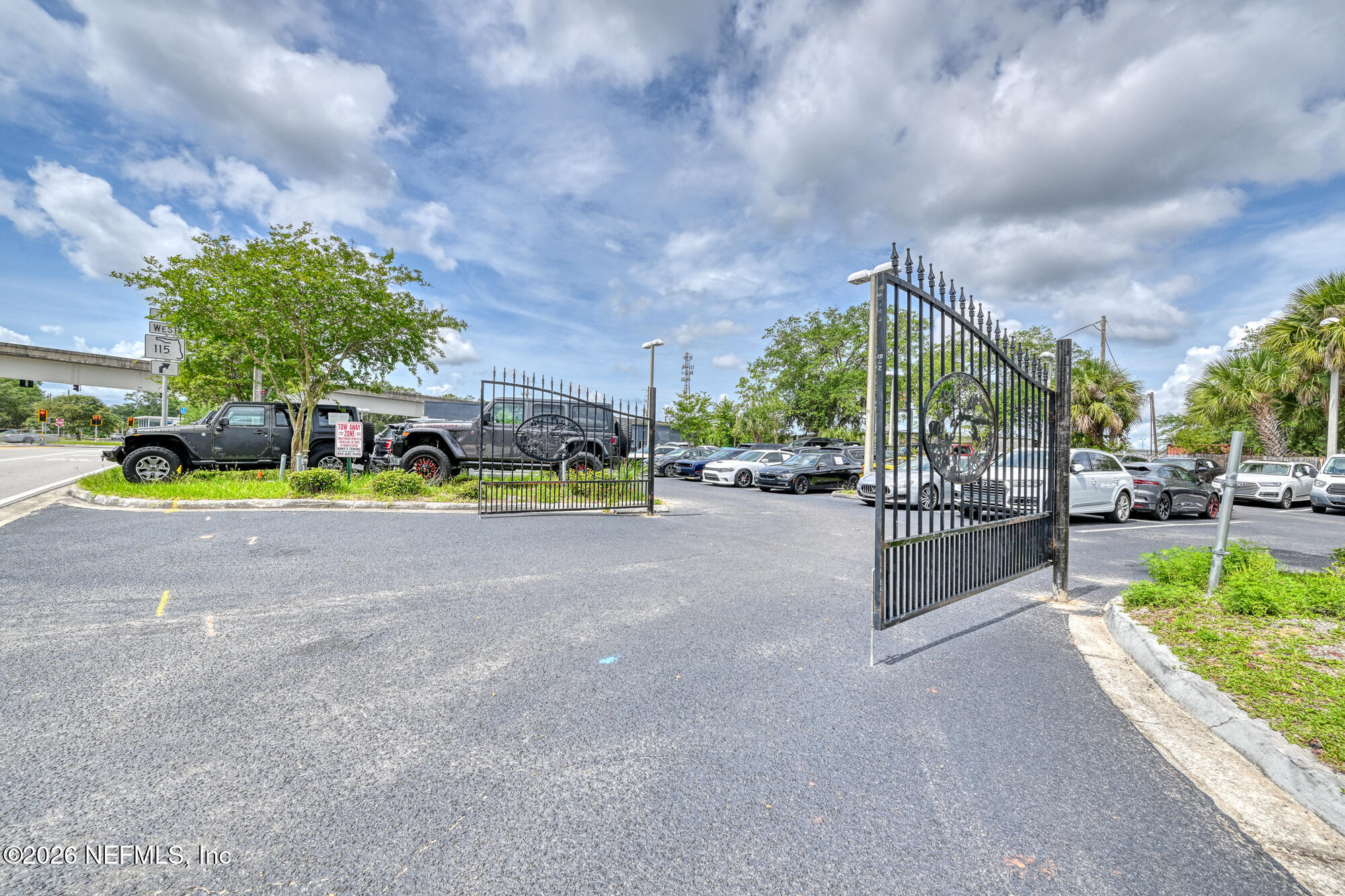 8849 ARLINGTON Expressway