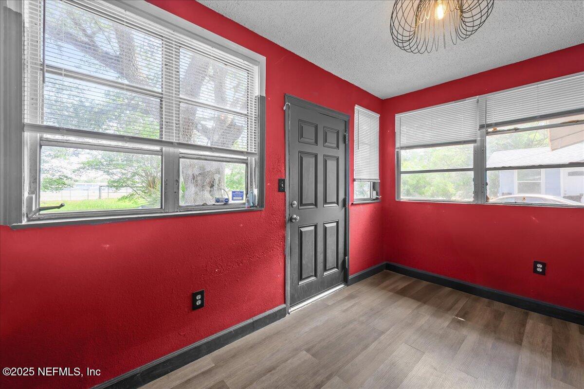 2058 W 40TH Street